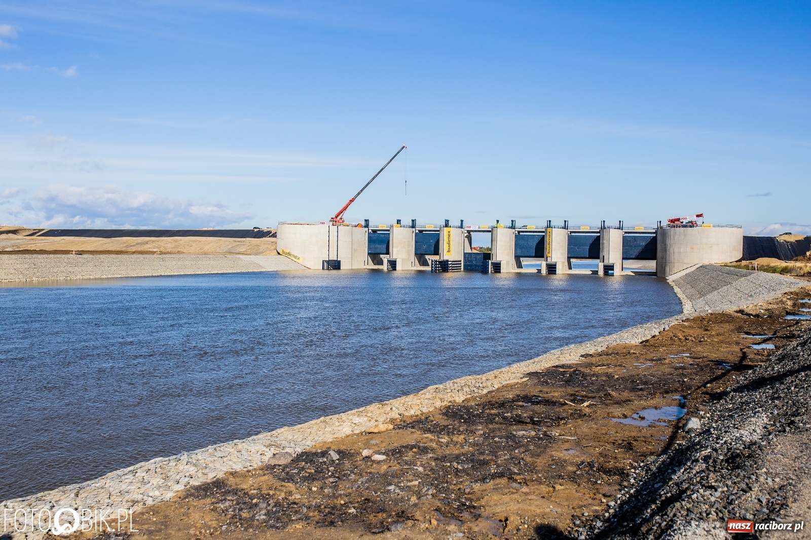Zdjęcie w galerii na portalu naszraciborz.pl: Budowa zbiornika Racibórz na finiszu. Ulga płynie już przez budowlę przelewowo-spustową [FOTO i WIDEO] wiadomości z regionu