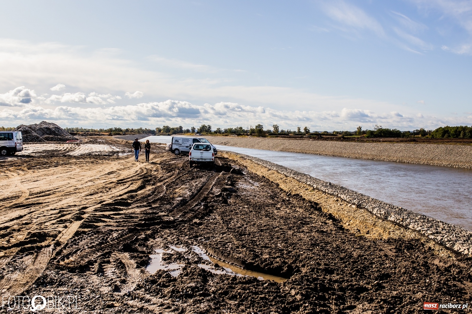 Zdjęcie w galerii na portalu naszraciborz.pl: Budowa zbiornika Racibórz na finiszu. Ulga płynie już przez budowlę przelewowo-spustową [FOTO i WIDEO] wiadomości z regionu