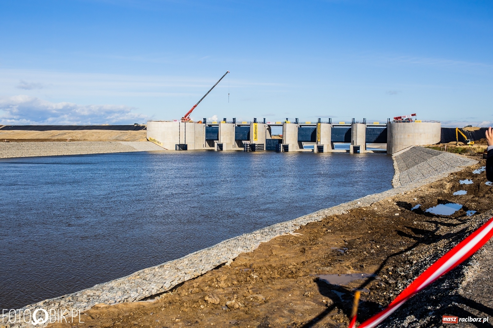 Zdjęcie w galerii na portalu naszraciborz.pl: Budowa zbiornika Racibórz na finiszu. Ulga płynie już przez budowlę przelewowo-spustową [FOTO i WIDEO] wiadomości z regionu
