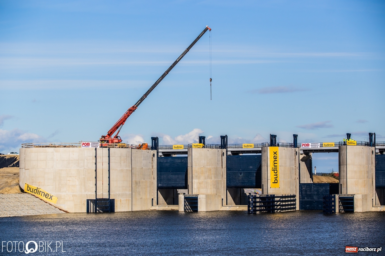 Zdjęcie w galerii na portalu naszraciborz.pl: Budowa zbiornika Racibórz na finiszu. Ulga płynie już przez budowlę przelewowo-spustową [FOTO i WIDEO] wiadomości z regionu