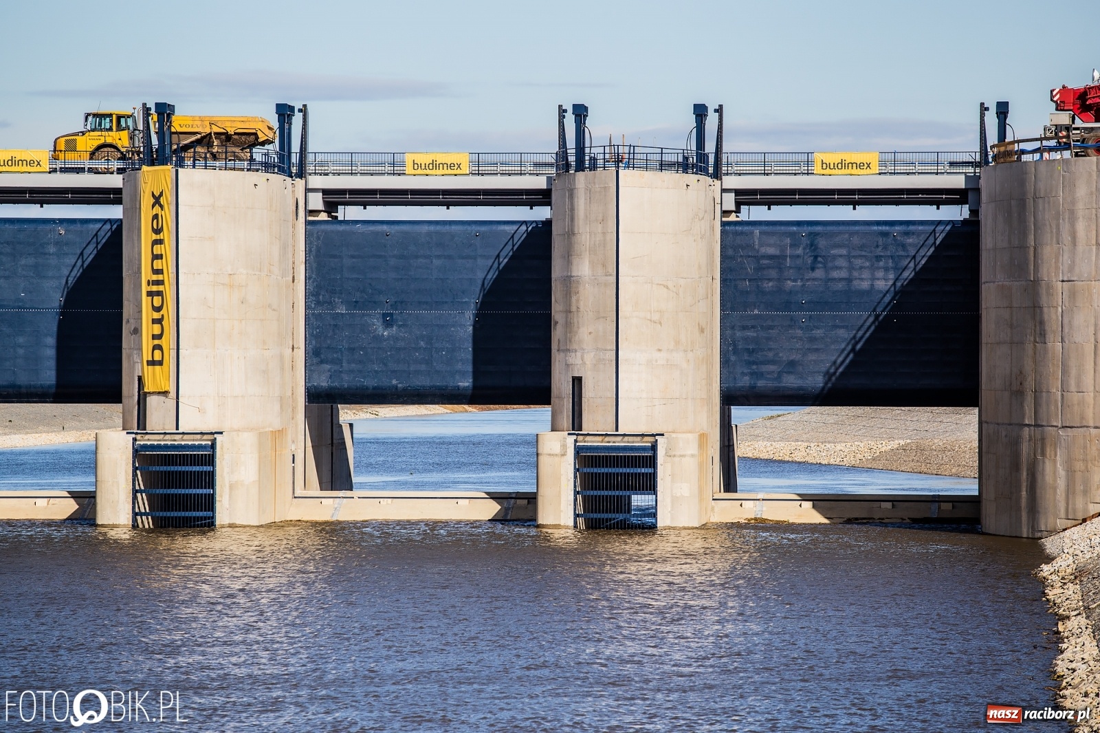 Zdjęcie w galerii na portalu naszraciborz.pl: Budowa zbiornika Racibórz na finiszu. Ulga płynie już przez budowlę przelewowo-spustową [FOTO i WIDEO] wiadomości z regionu