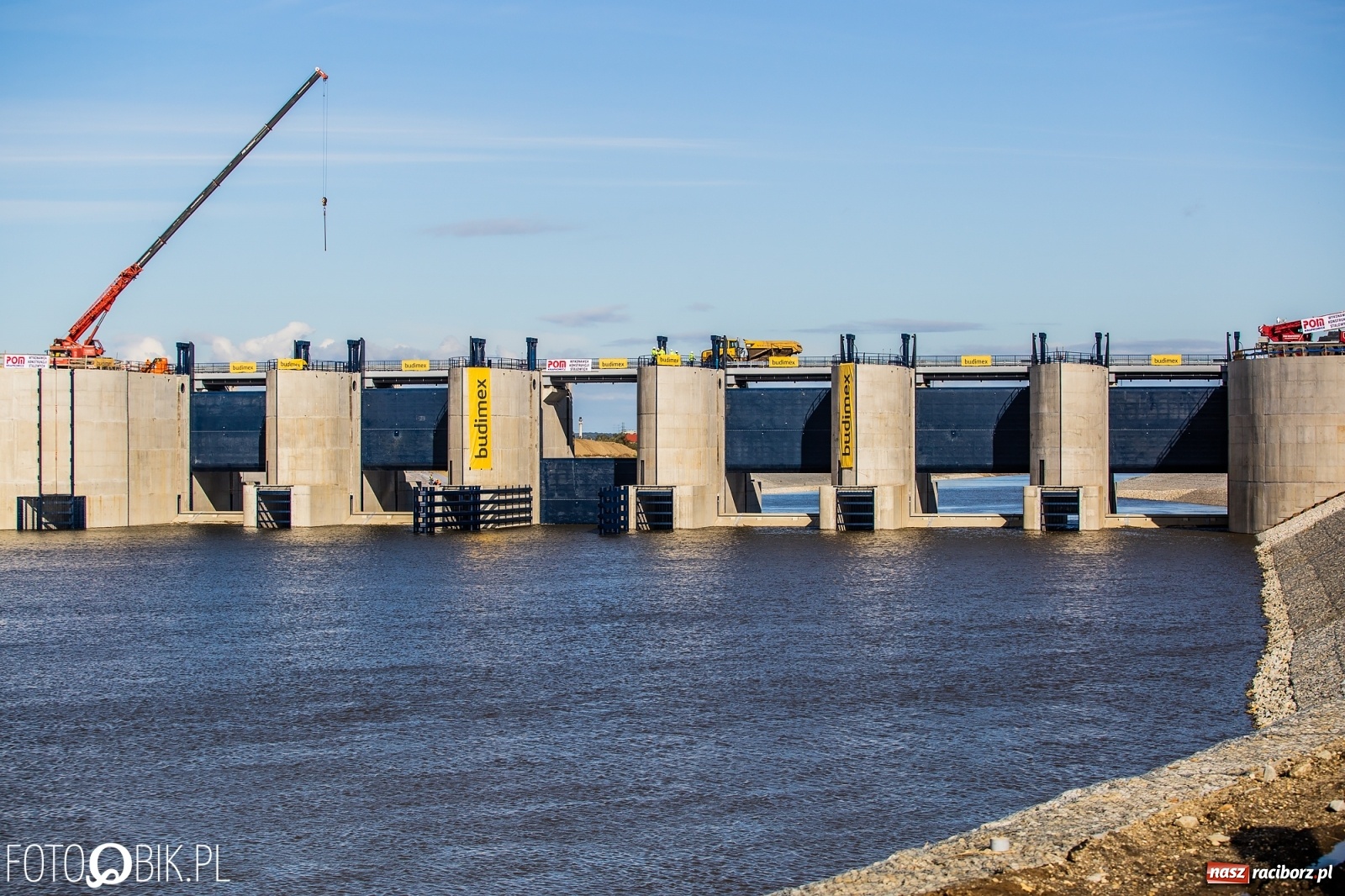 Zdjęcie w galerii na portalu naszraciborz.pl: Budowa zbiornika Racibórz na finiszu. Ulga płynie już przez budowlę przelewowo-spustową [FOTO i WIDEO] wiadomości z regionu