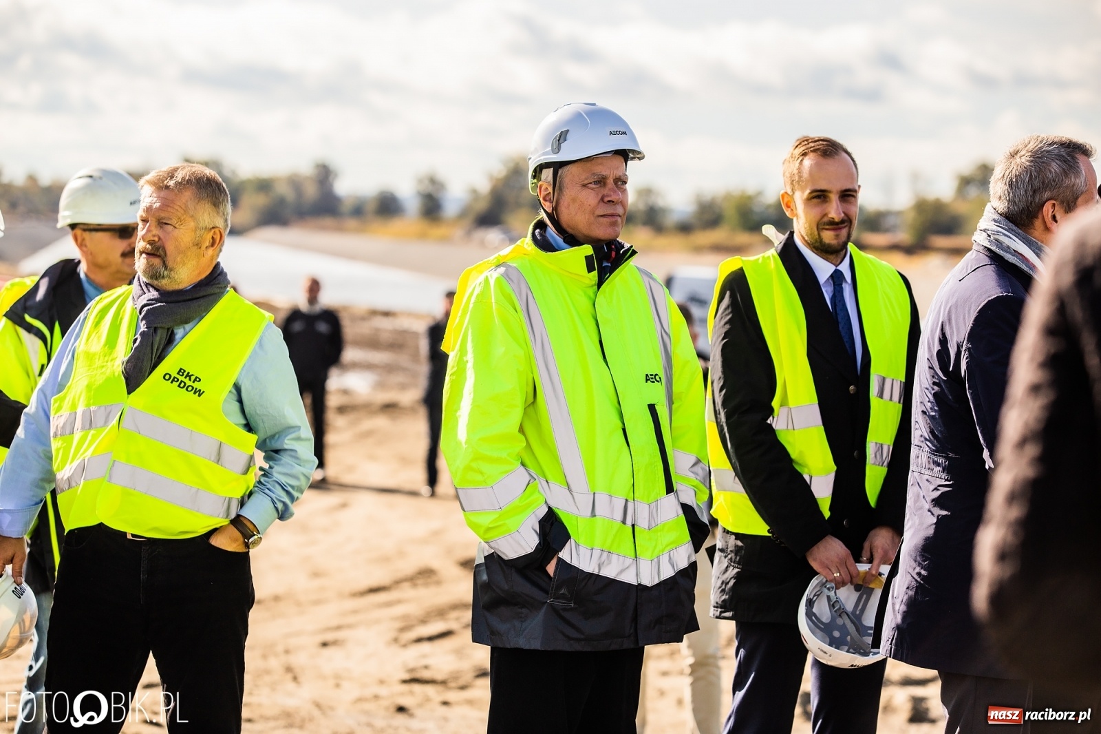 Zdjęcie w galerii na portalu naszraciborz.pl: Budowa zbiornika Racibórz na finiszu. Ulga płynie już przez budowlę przelewowo-spustową [FOTO i WIDEO] wiadomości z regionu