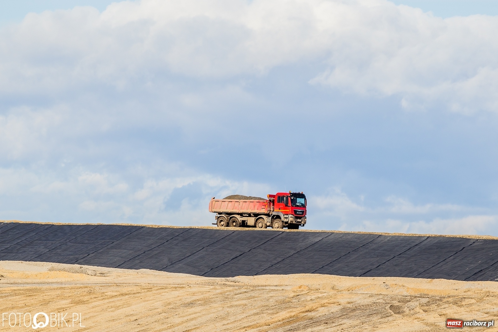 Zdjęcie w galerii na portalu naszraciborz.pl: Budowa zbiornika Racibórz na finiszu. Ulga płynie już przez budowlę przelewowo-spustową [FOTO i WIDEO] wiadomości z regionu