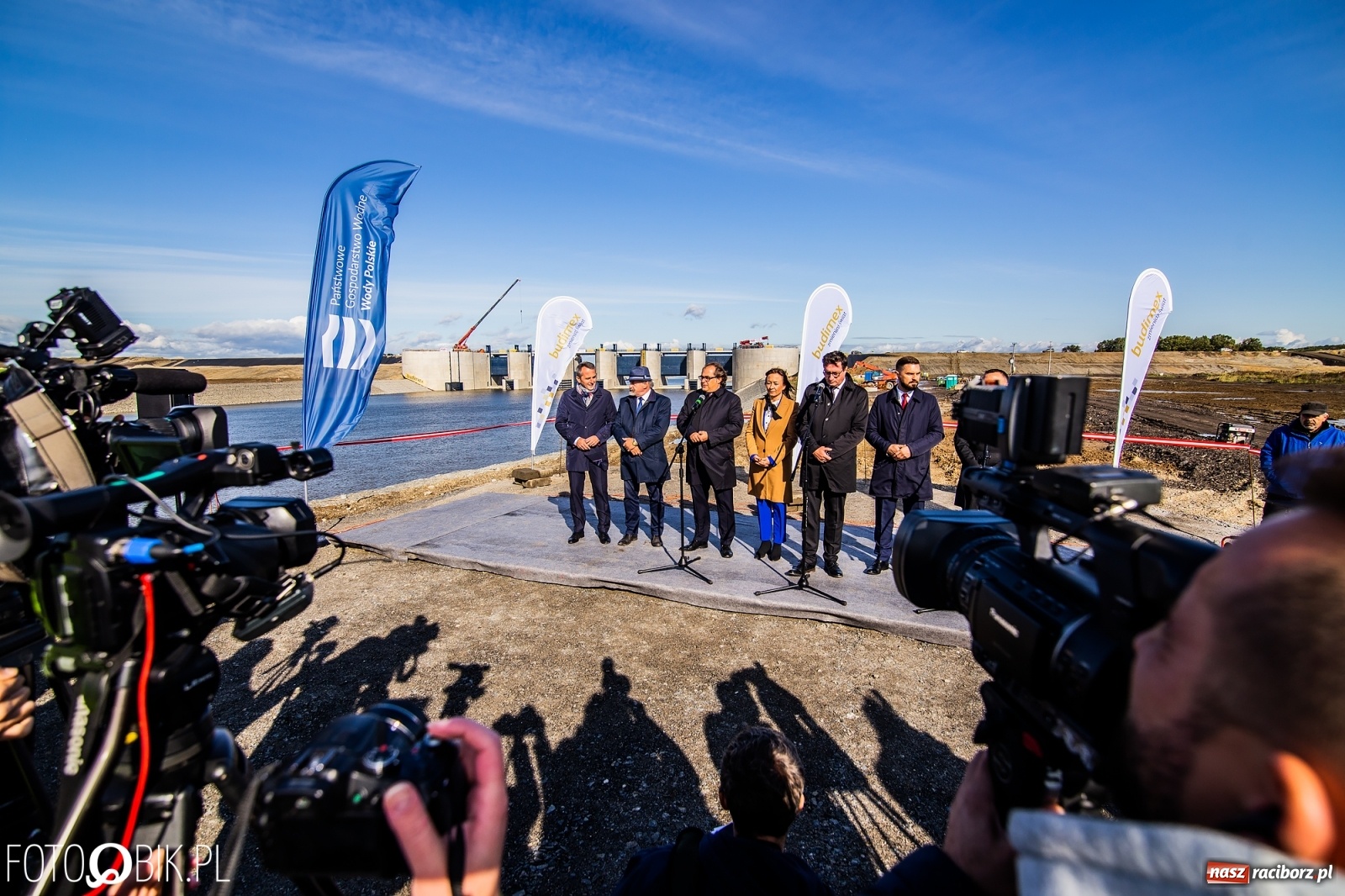 Zdjęcie w galerii na portalu naszraciborz.pl: Budowa zbiornika Racibórz na finiszu. Ulga płynie już przez budowlę przelewowo-spustową [FOTO i WIDEO] wiadomości z regionu