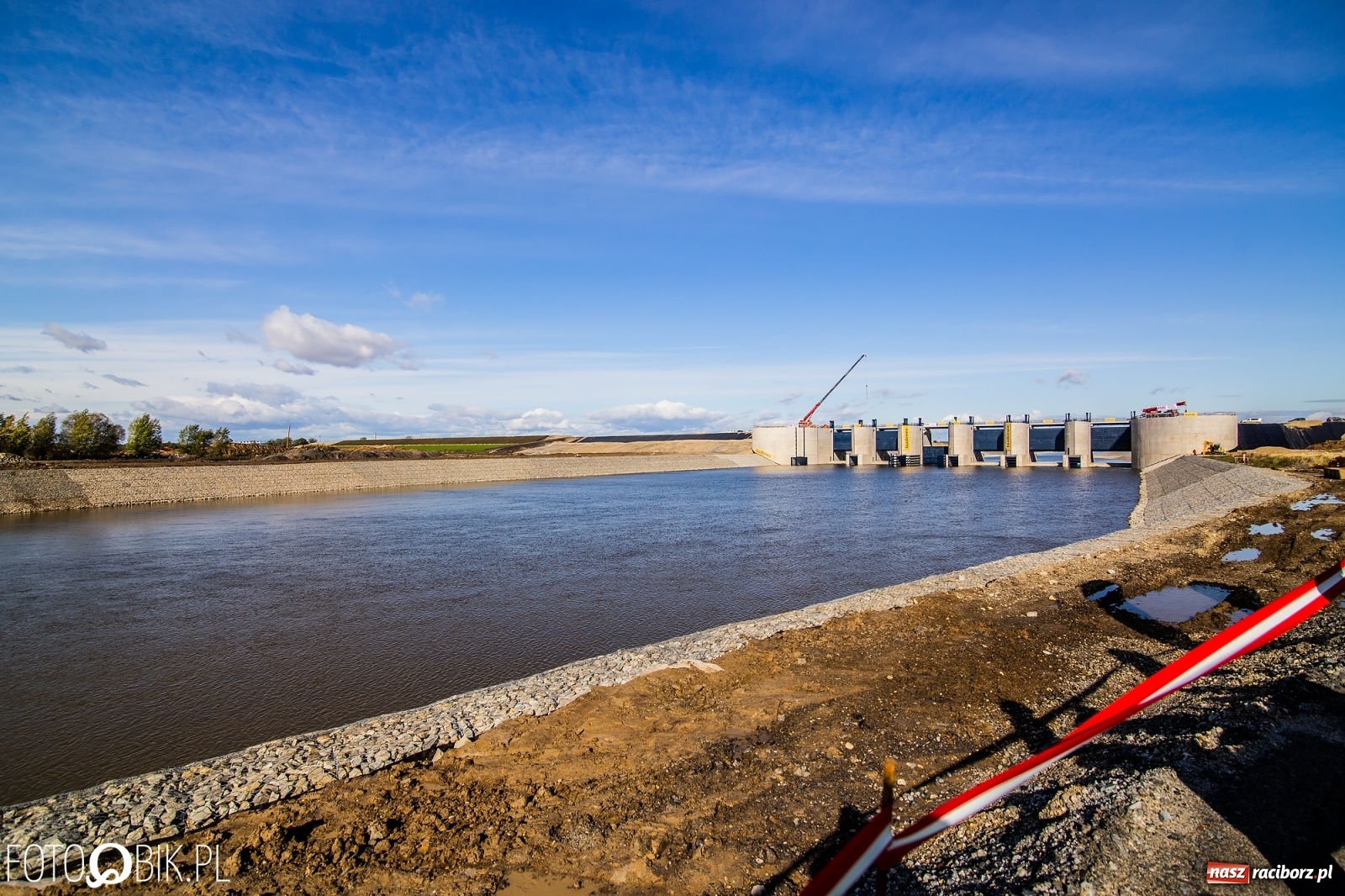 Zdjęcie w galerii na portalu naszraciborz.pl: Budowa zbiornika Racibórz na finiszu. Ulga płynie już przez budowlę przelewowo-spustową [FOTO i WIDEO] wiadomości z regionu