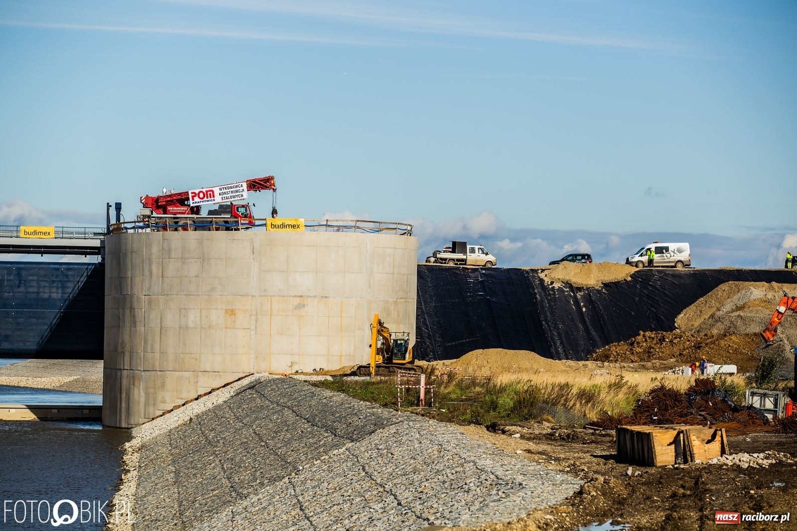 Zdjęcie w galerii na portalu naszraciborz.pl: Budowa zbiornika Racibórz na finiszu. Ulga płynie już przez budowlę przelewowo-spustową [FOTO i WIDEO] wiadomości z regionu