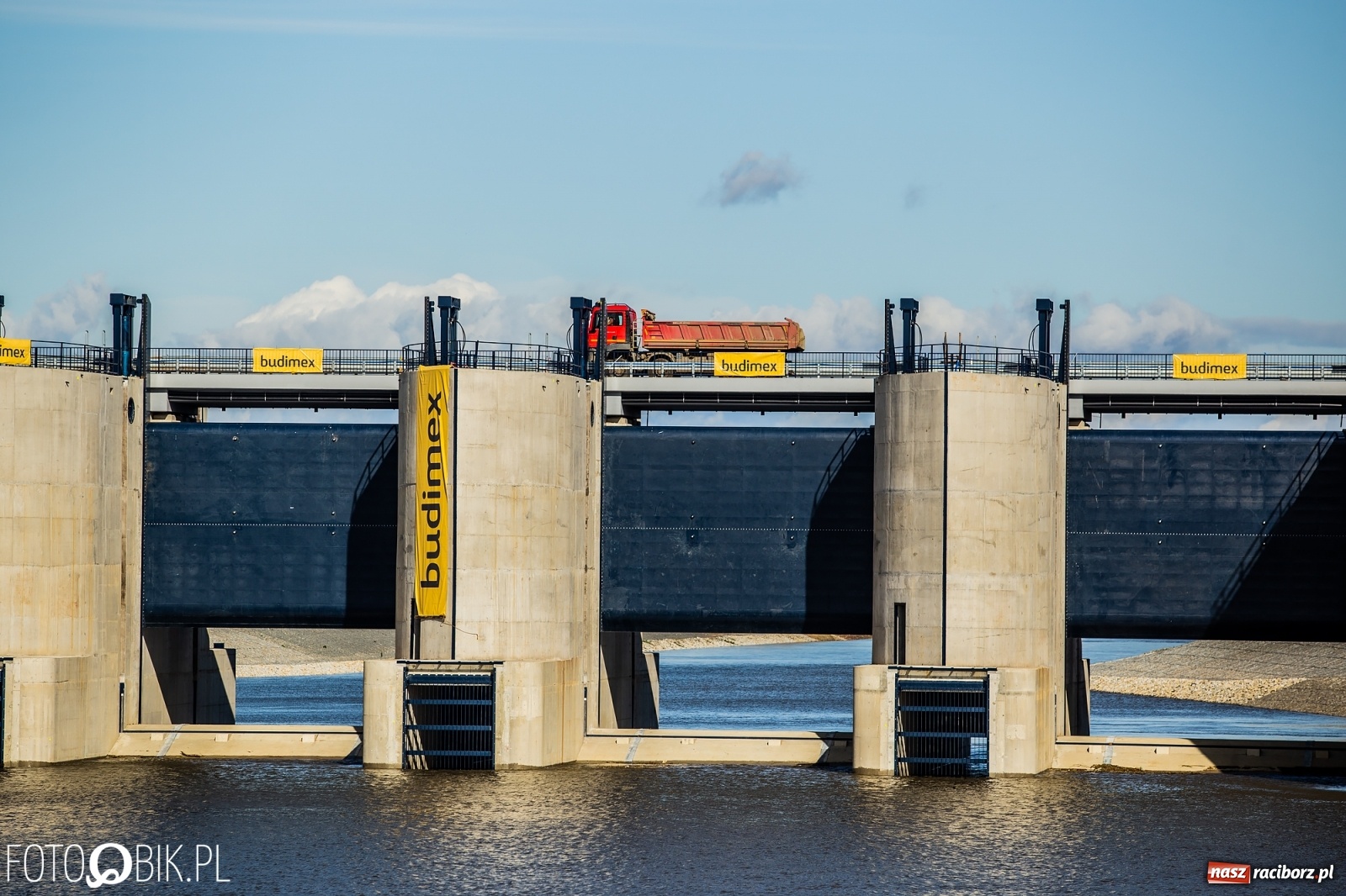 Zdjęcie w galerii na portalu naszraciborz.pl: Budowa zbiornika Racibórz na finiszu. Ulga płynie już przez budowlę przelewowo-spustową [FOTO i WIDEO] wiadomości z regionu