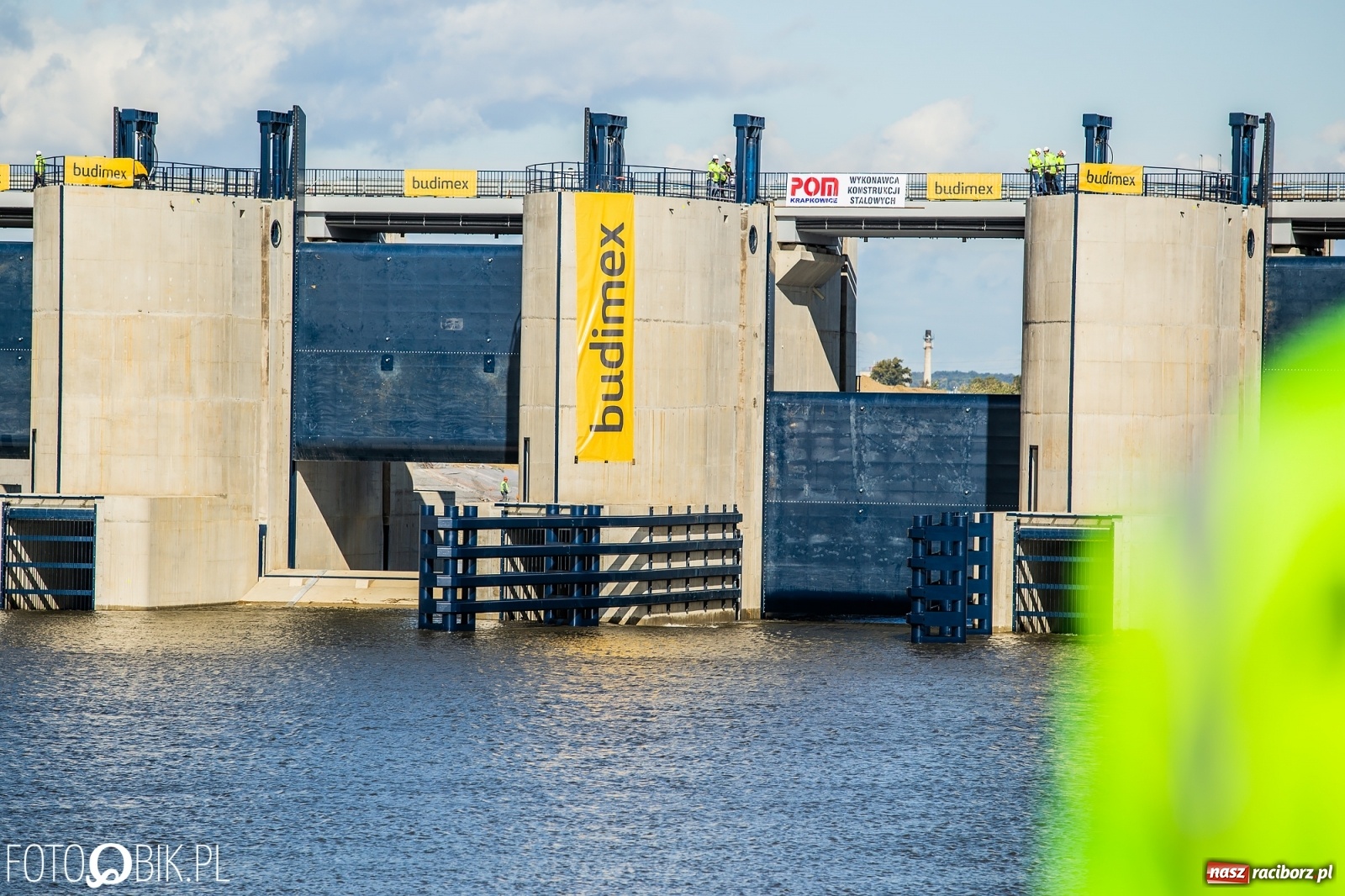Zdjęcie w galerii na portalu naszraciborz.pl: Budowa zbiornika Racibórz na finiszu. Ulga płynie już przez budowlę przelewowo-spustową [FOTO i WIDEO] wiadomości z regionu