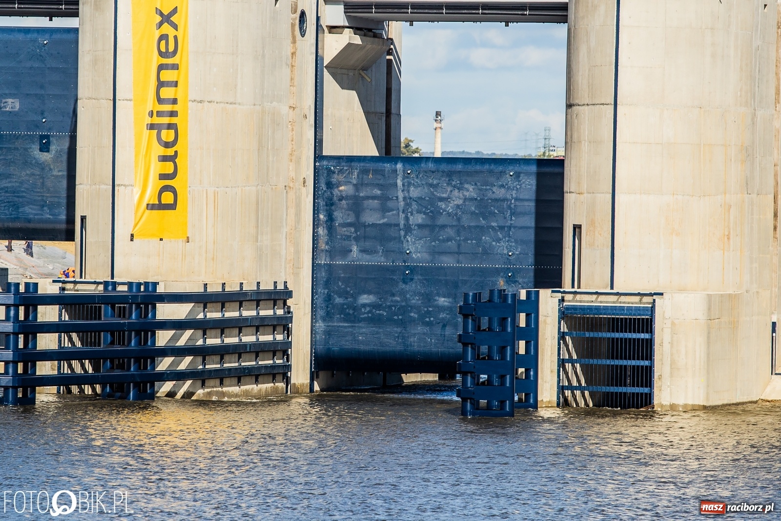 Zdjęcie w galerii na portalu naszraciborz.pl: Budowa zbiornika Racibórz na finiszu. Ulga płynie już przez budowlę przelewowo-spustową [FOTO i WIDEO] wiadomości z regionu
