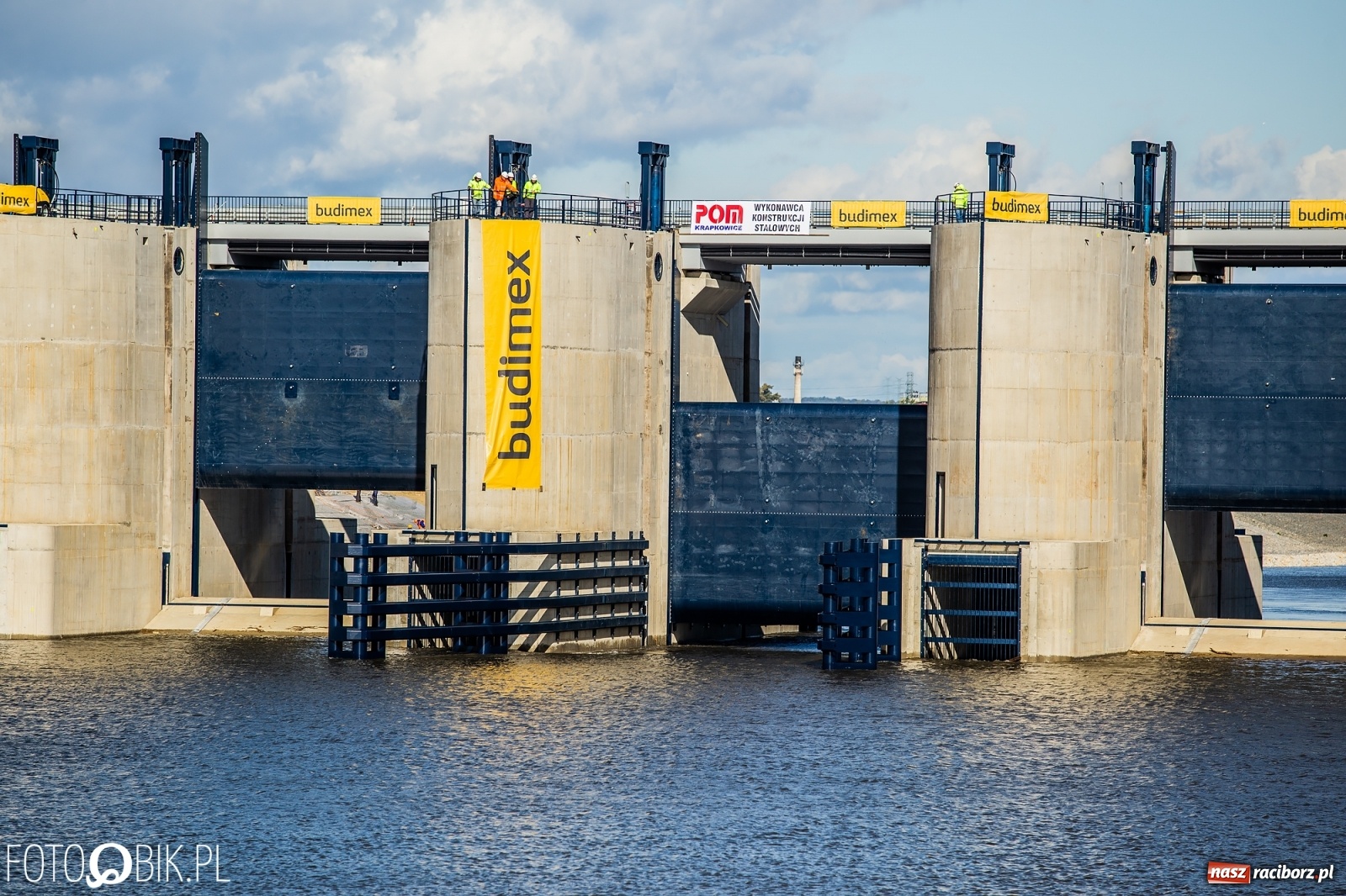 Zdjęcie w galerii na portalu naszraciborz.pl: Budowa zbiornika Racibórz na finiszu. Ulga płynie już przez budowlę przelewowo-spustową [FOTO i WIDEO] wiadomości z regionu