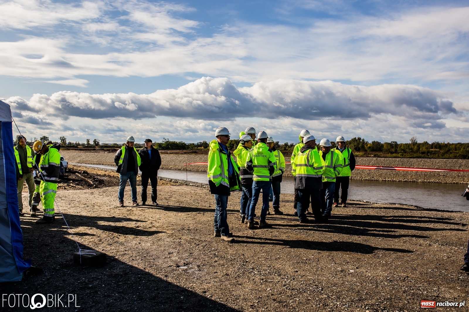 Zdjęcie w galerii na portalu naszraciborz.pl: Budowa zbiornika Racibórz na finiszu. Ulga płynie już przez budowlę przelewowo-spustową [FOTO i WIDEO] wiadomości z regionu