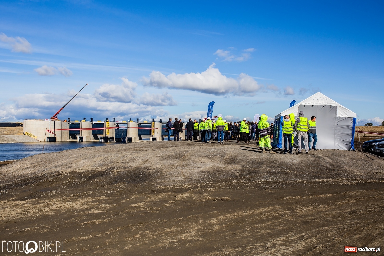 Zdjęcie w galerii na portalu naszraciborz.pl: Budowa zbiornika Racibórz na finiszu. Ulga płynie już przez budowlę przelewowo-spustową [FOTO i WIDEO] wiadomości z regionu
