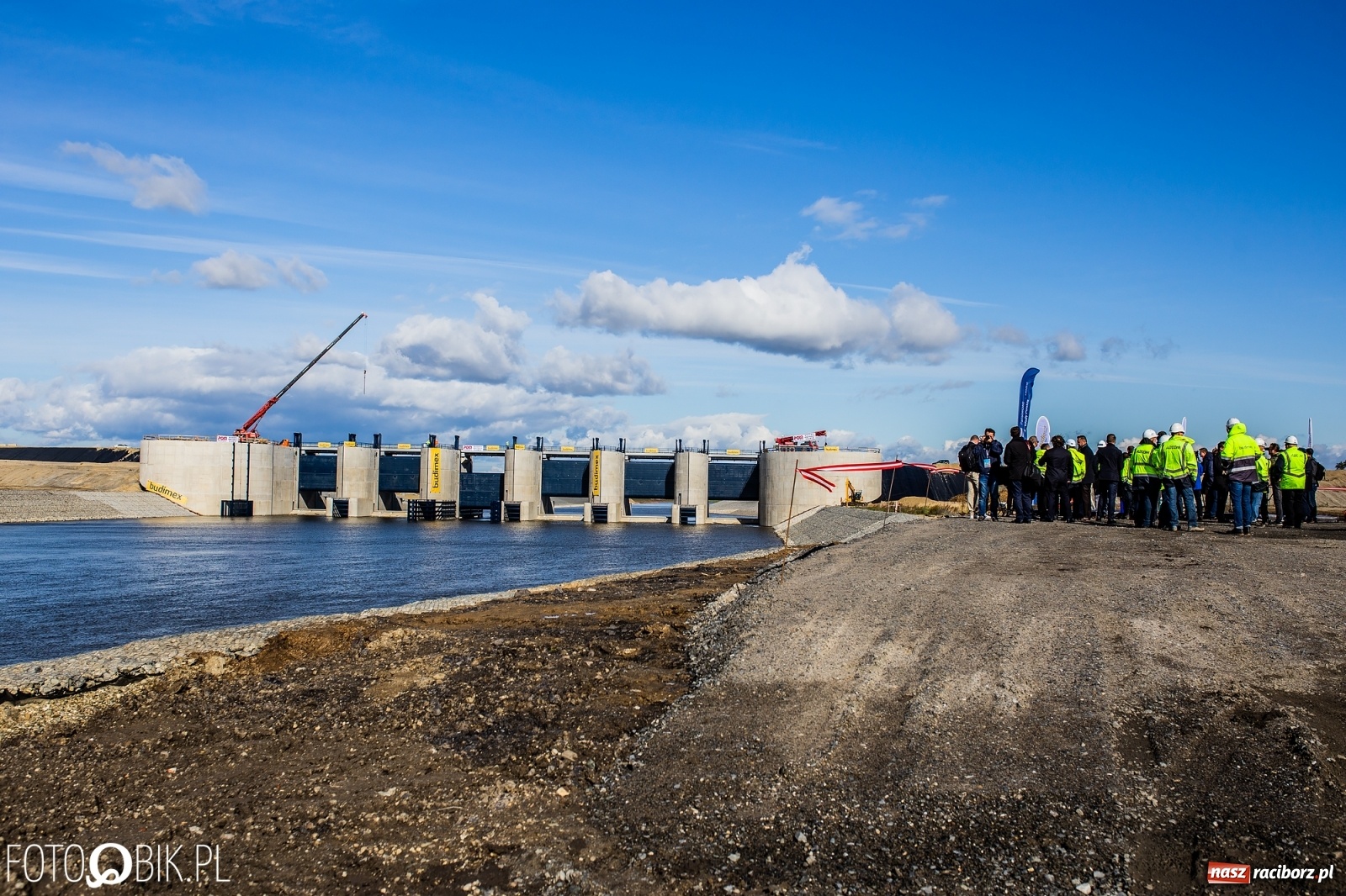 Zdjęcie w galerii na portalu naszraciborz.pl: Budowa zbiornika Racibórz na finiszu. Ulga płynie już przez budowlę przelewowo-spustową [FOTO i WIDEO] wiadomości z regionu