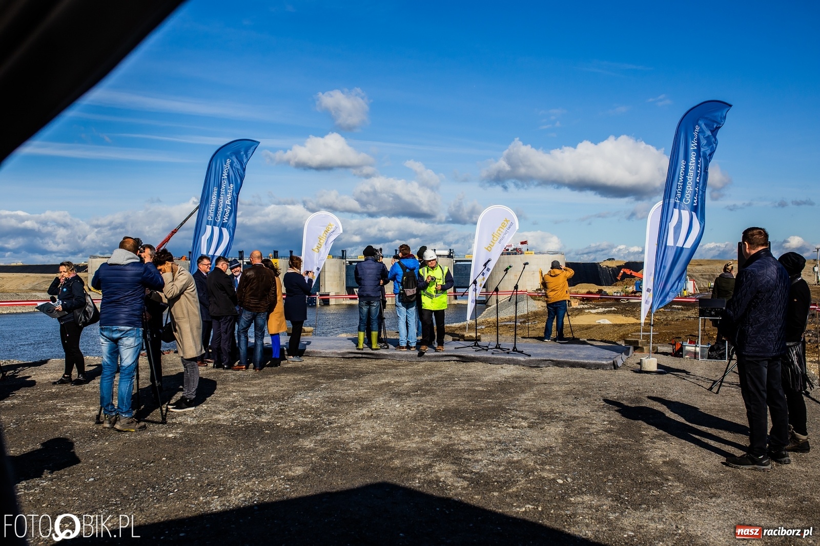 Zdjęcie w galerii na portalu naszraciborz.pl: Budowa zbiornika Racibórz na finiszu. Ulga płynie już przez budowlę przelewowo-spustową [FOTO i WIDEO] wiadomości z regionu