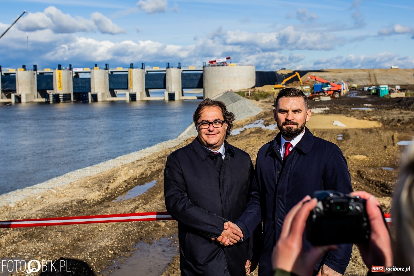 Zdjęcie w galerii na portalu naszraciborz.pl: Budowa zbiornika Racibórz na finiszu. Ulga płynie już przez budowlę przelewowo-spustową [FOTO i WIDEO] wiadomości z regionu