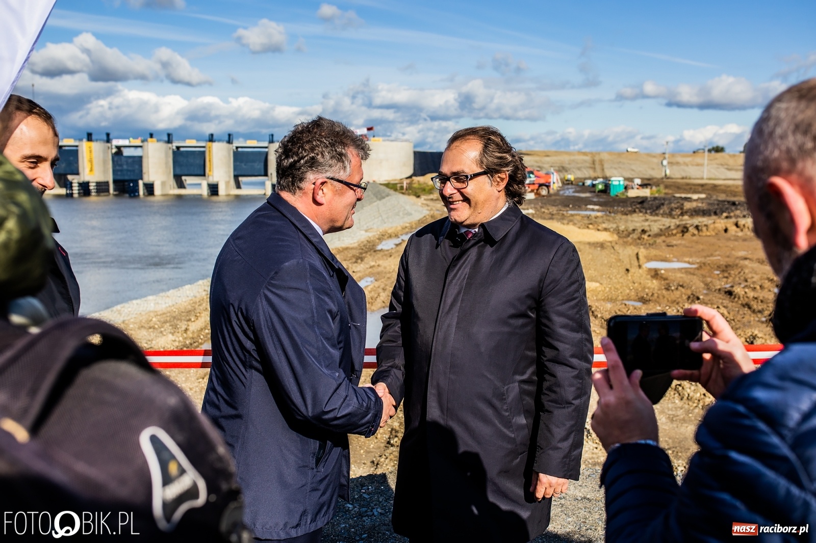 Zdjęcie w galerii na portalu naszraciborz.pl: Budowa zbiornika Racibórz na finiszu. Ulga płynie już przez budowlę przelewowo-spustową [FOTO i WIDEO] wiadomości z regionu
