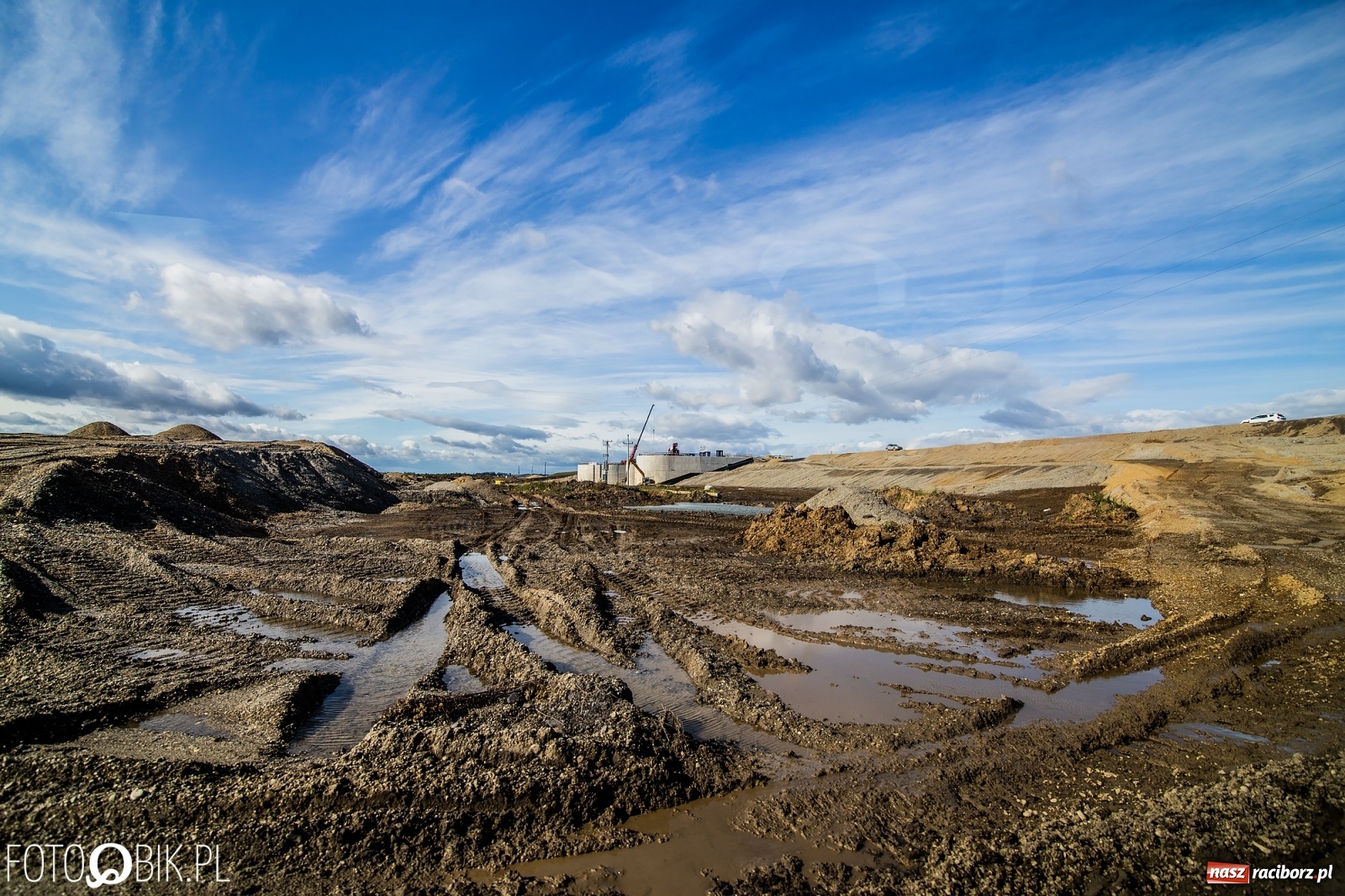 Zdjęcie w galerii na portalu naszraciborz.pl: Budowa zbiornika Racibórz na finiszu. Ulga płynie już przez budowlę przelewowo-spustową [FOTO i WIDEO] wiadomości z regionu