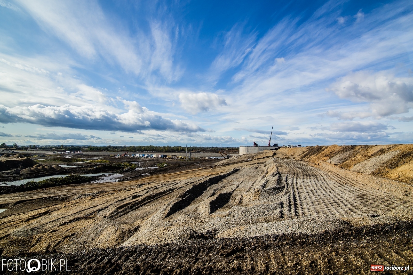 Zdjęcie w galerii na portalu naszraciborz.pl: Budowa zbiornika Racibórz na finiszu. Ulga płynie już przez budowlę przelewowo-spustową [FOTO i WIDEO] wiadomości z regionu