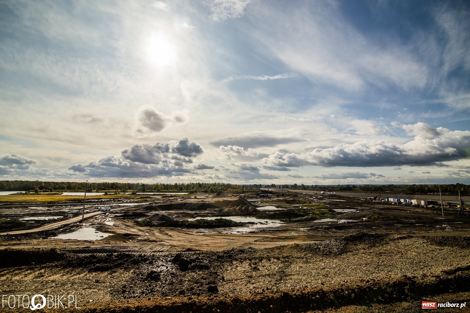 Zdjęcie w galerii na portalu naszraciborz.pl: Budowa zbiornika Racibórz na finiszu. Ulga płynie już przez budowlę przelewowo-spustową [FOTO i WIDEO] wiadomości z regionu