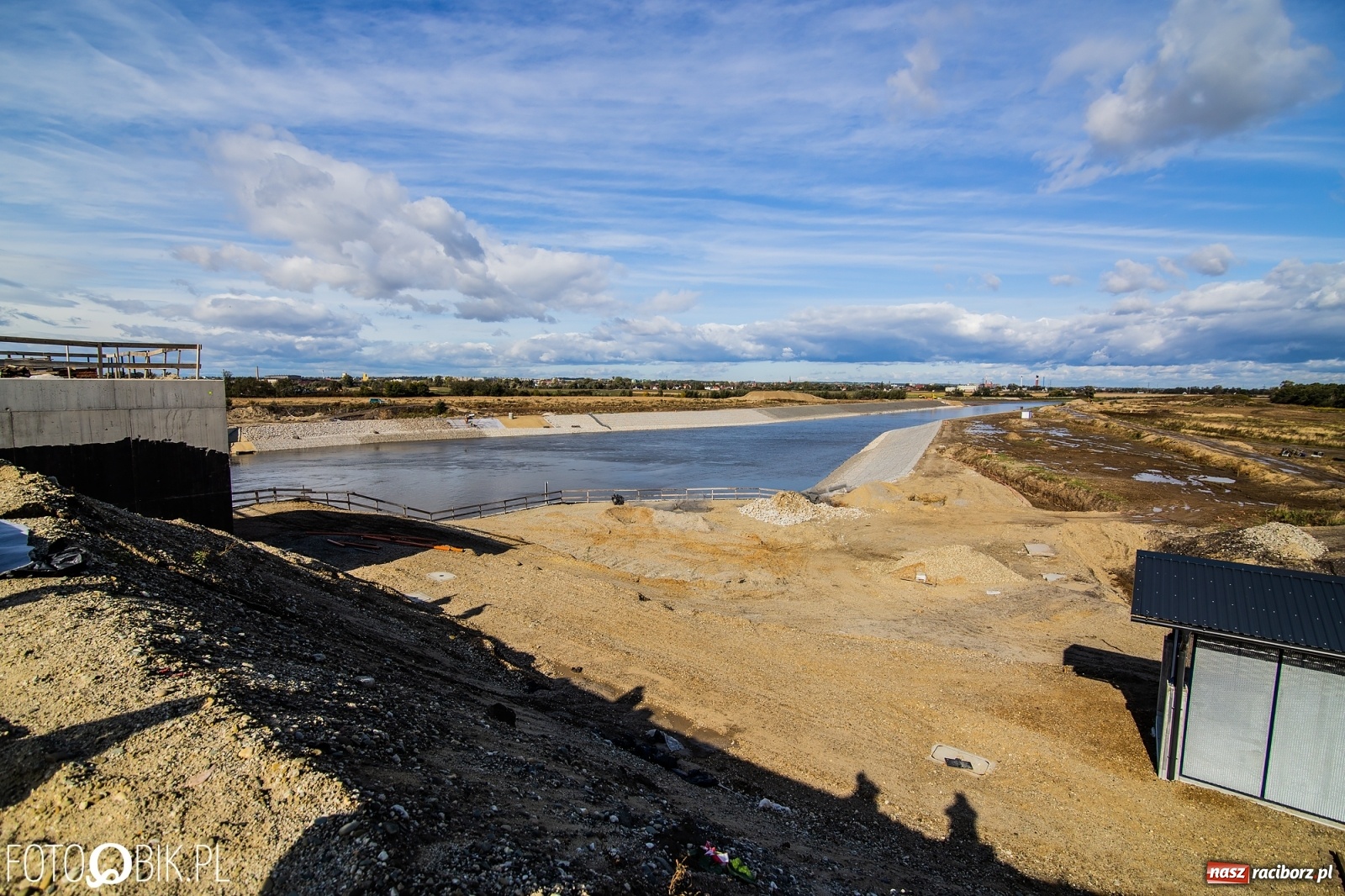 Zdjęcie w galerii na portalu naszraciborz.pl: Budowa zbiornika Racibórz na finiszu. Ulga płynie już przez budowlę przelewowo-spustową [FOTO i WIDEO] wiadomości z regionu
