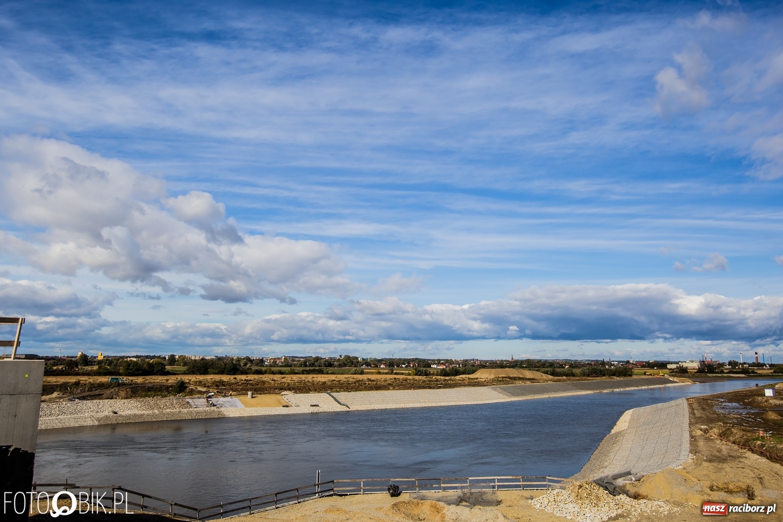 Zdjęcie w galerii na portalu naszraciborz.pl: Budowa zbiornika Racibórz na finiszu. Ulga płynie już przez budowlę przelewowo-spustową [FOTO i WIDEO] wiadomości z regionu