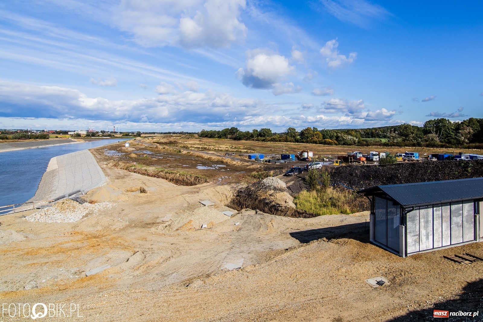 Zdjęcie w galerii na portalu naszraciborz.pl: Budowa zbiornika Racibórz na finiszu. Ulga płynie już przez budowlę przelewowo-spustową [FOTO i WIDEO] wiadomości z regionu