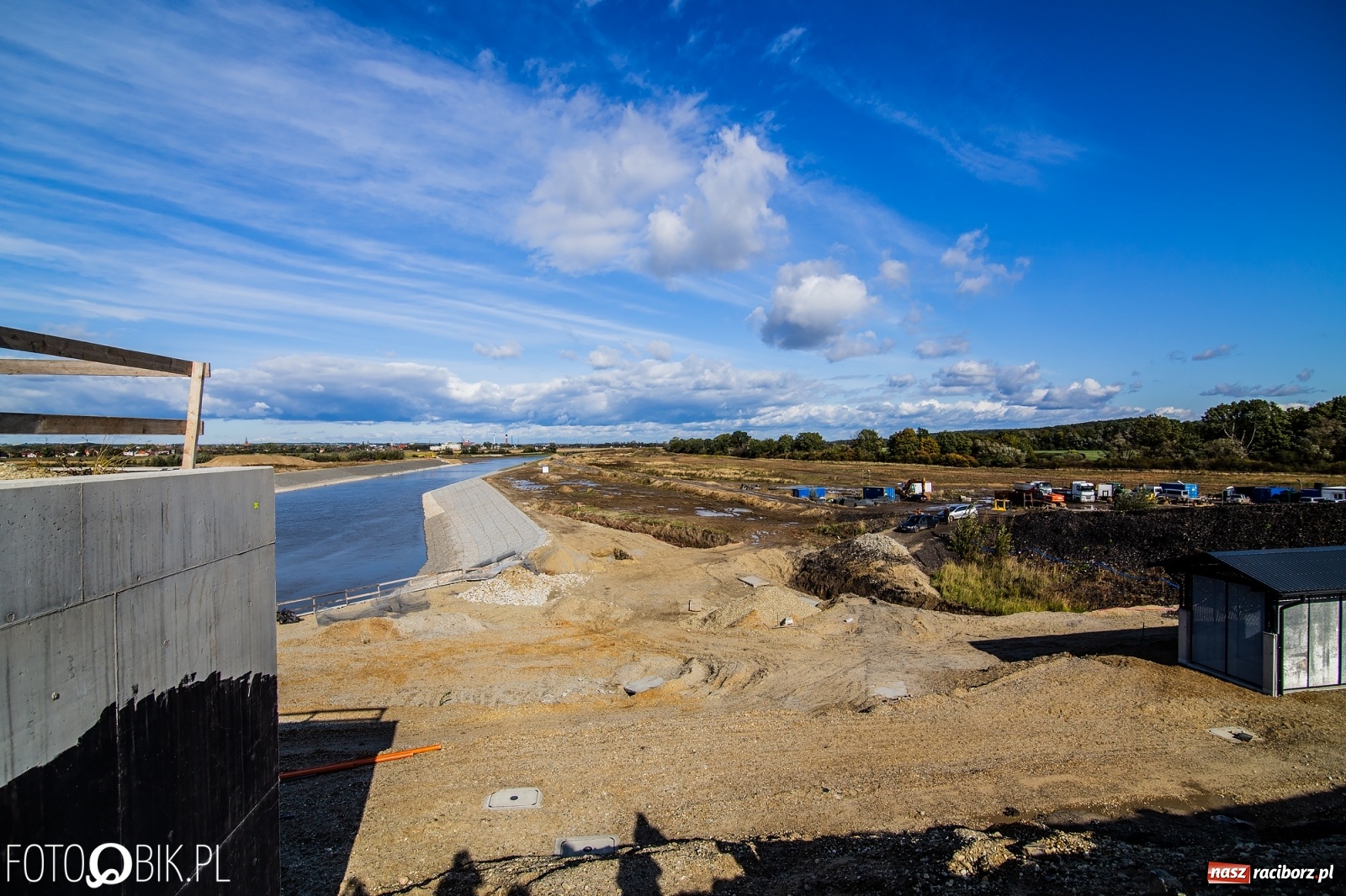 Zdjęcie w galerii na portalu naszraciborz.pl: Budowa zbiornika Racibórz na finiszu. Ulga płynie już przez budowlę przelewowo-spustową [FOTO i WIDEO] wiadomości z regionu