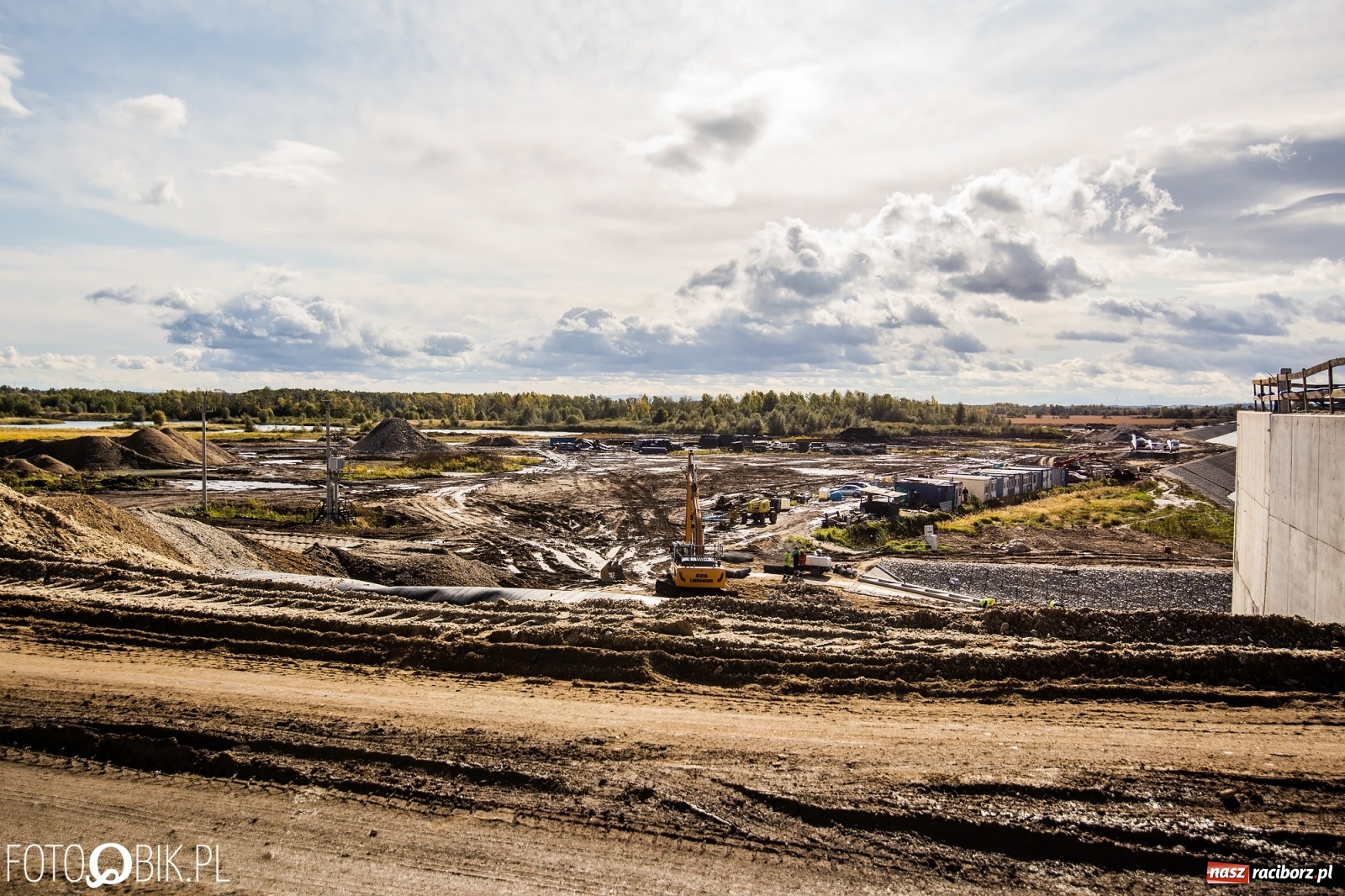 Zdjęcie w galerii na portalu naszraciborz.pl: Budowa zbiornika Racibórz na finiszu. Ulga płynie już przez budowlę przelewowo-spustową [FOTO i WIDEO] wiadomości z regionu