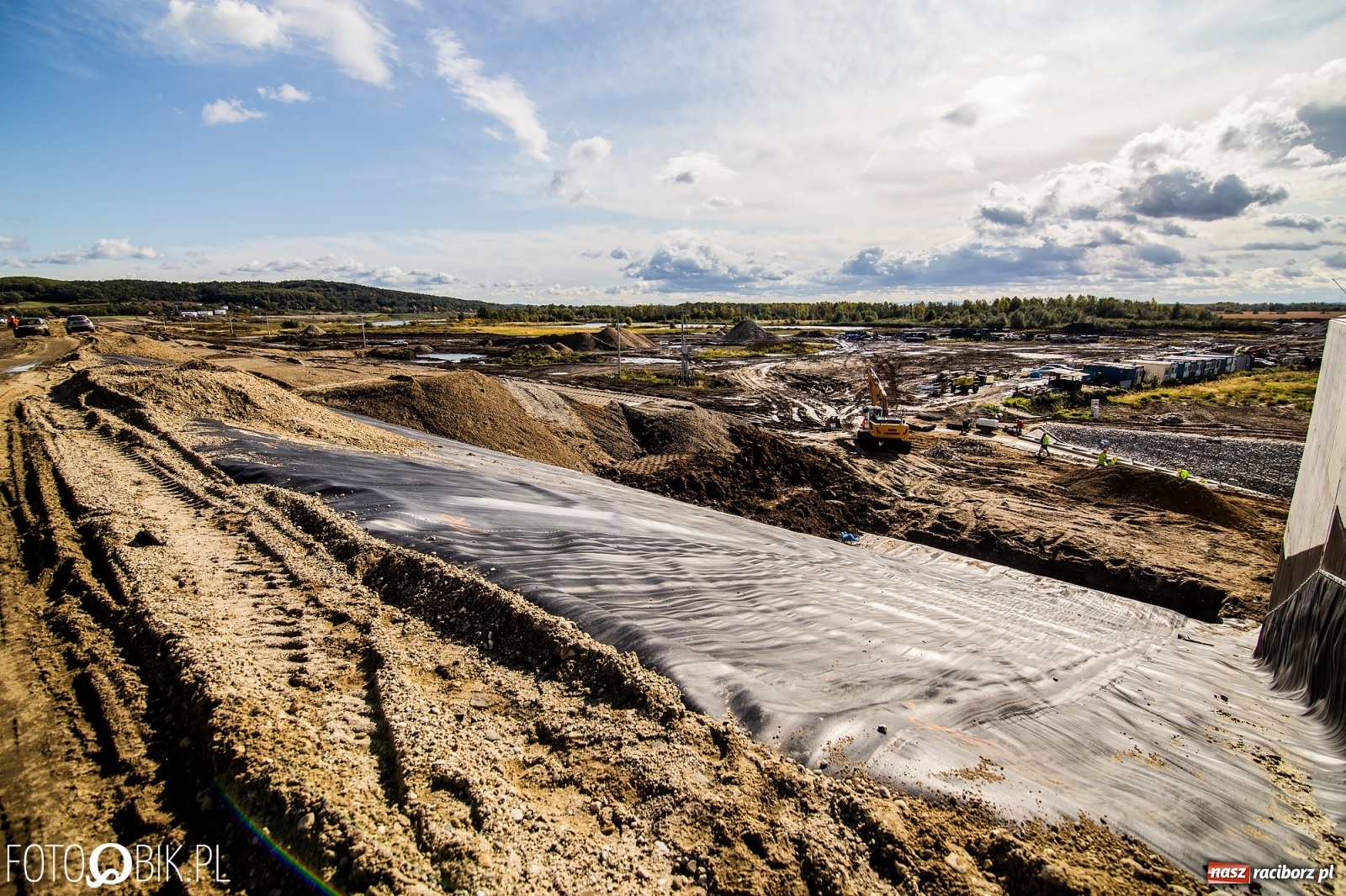 Zdjęcie w galerii na portalu naszraciborz.pl: Budowa zbiornika Racibórz na finiszu. Ulga płynie już przez budowlę przelewowo-spustową [FOTO i WIDEO] wiadomości z regionu