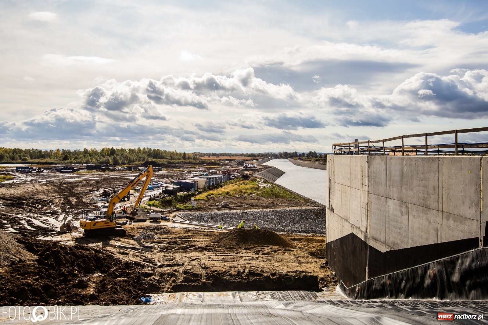 Zdjęcie w galerii na portalu naszraciborz.pl: Budowa zbiornika Racibórz na finiszu. Ulga płynie już przez budowlę przelewowo-spustową [FOTO i WIDEO] wiadomości z regionu