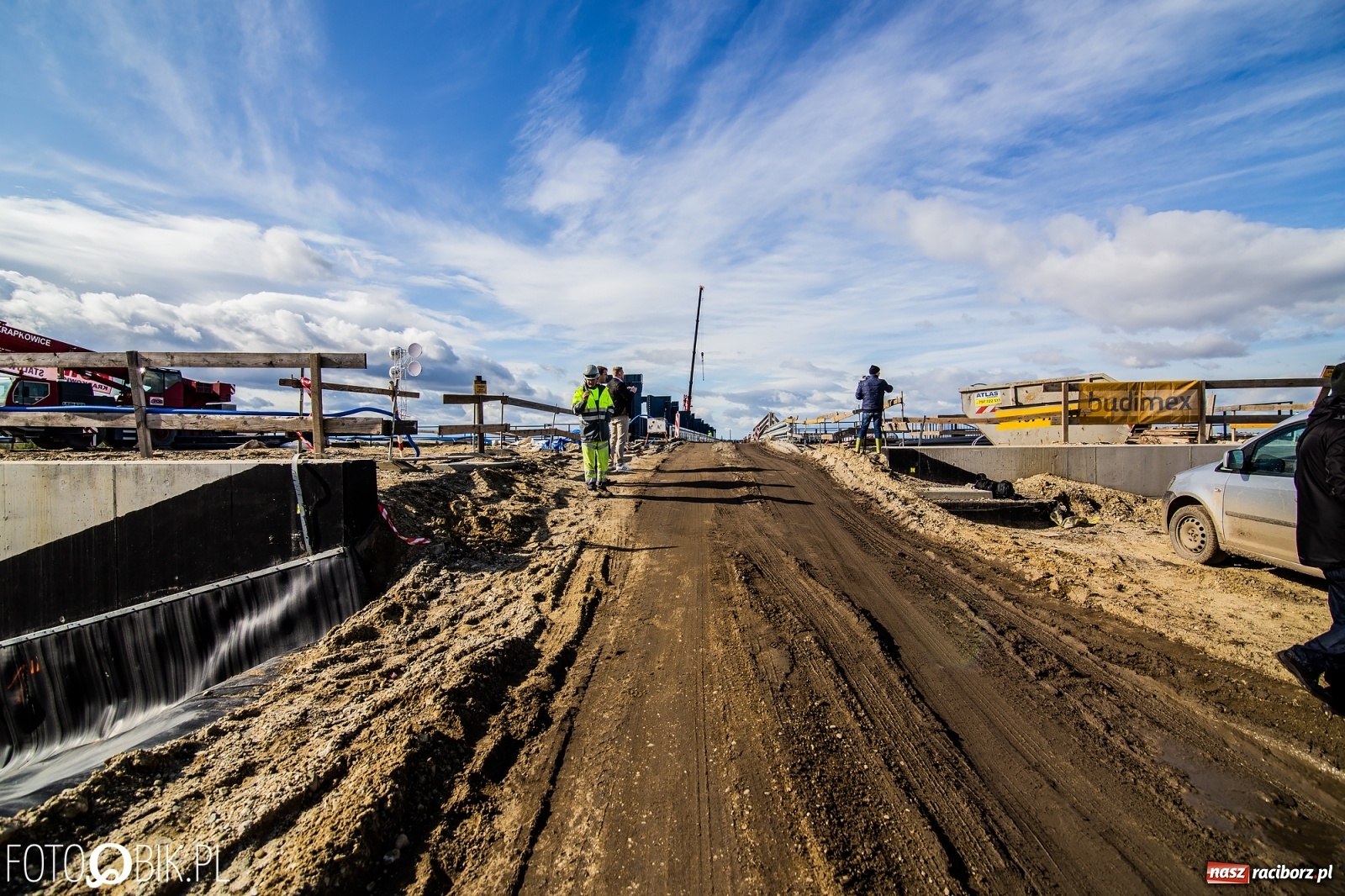 Zdjęcie w galerii na portalu naszraciborz.pl: Budowa zbiornika Racibórz na finiszu. Ulga płynie już przez budowlę przelewowo-spustową [FOTO i WIDEO] wiadomości z regionu