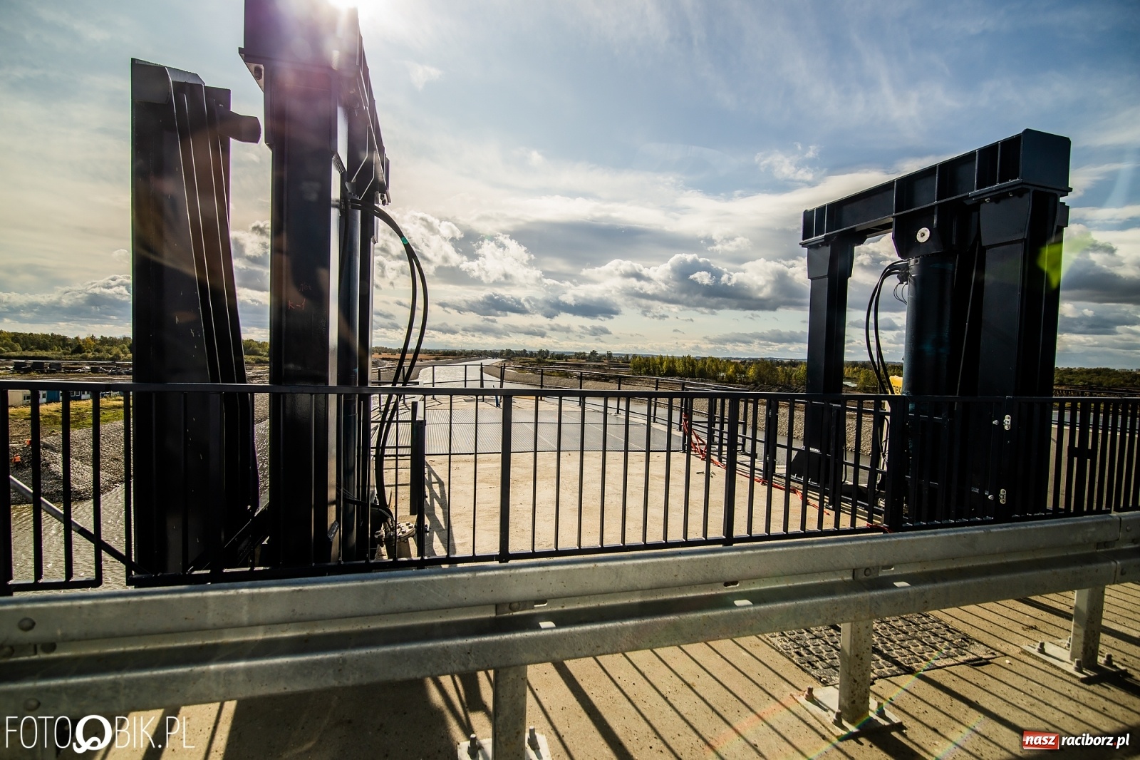 Zdjęcie w galerii na portalu naszraciborz.pl: Budowa zbiornika Racibórz na finiszu. Ulga płynie już przez budowlę przelewowo-spustową [FOTO i WIDEO] wiadomości z regionu