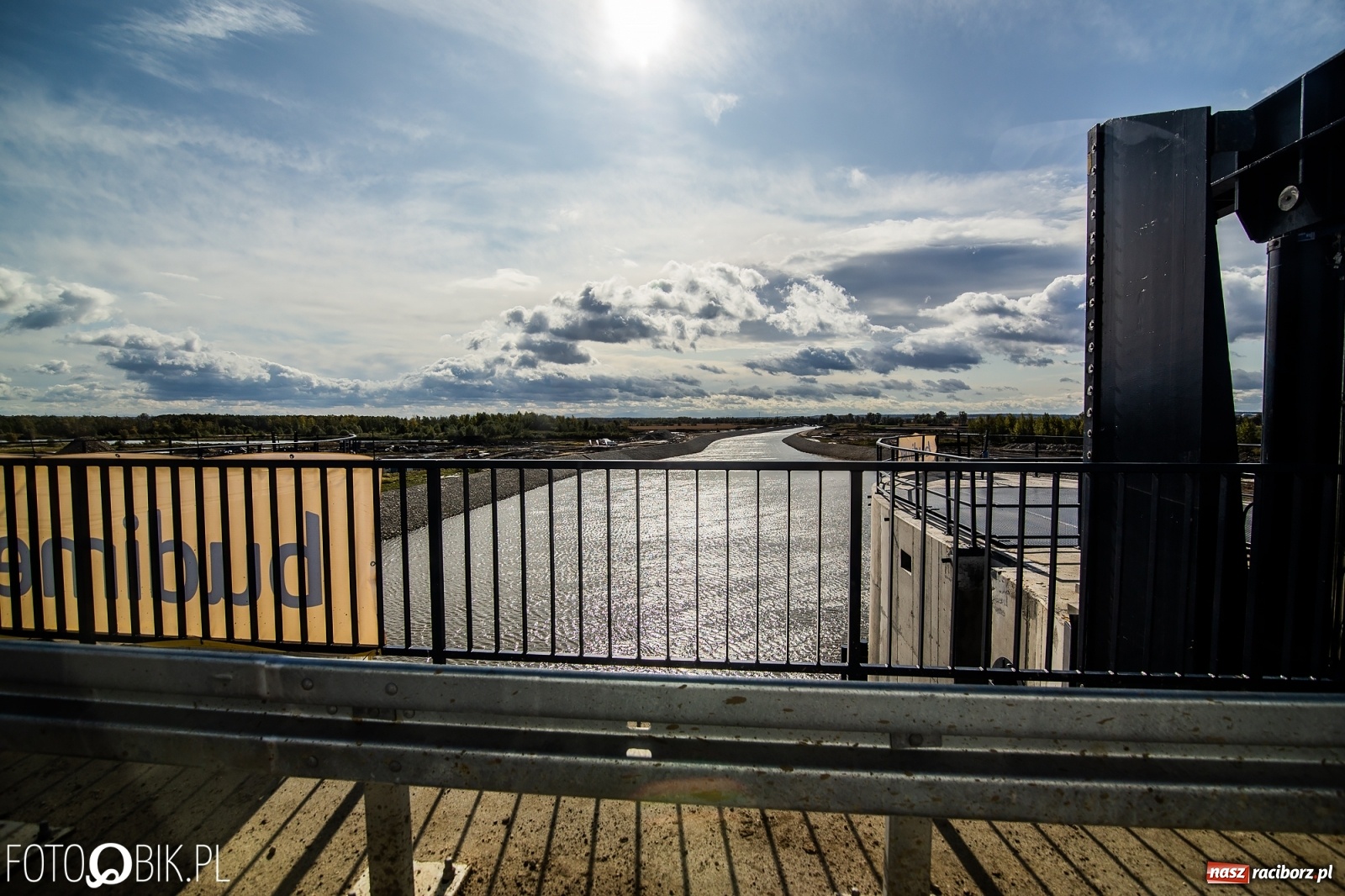Zdjęcie w galerii na portalu naszraciborz.pl: Budowa zbiornika Racibórz na finiszu. Ulga płynie już przez budowlę przelewowo-spustową [FOTO i WIDEO] wiadomości z regionu