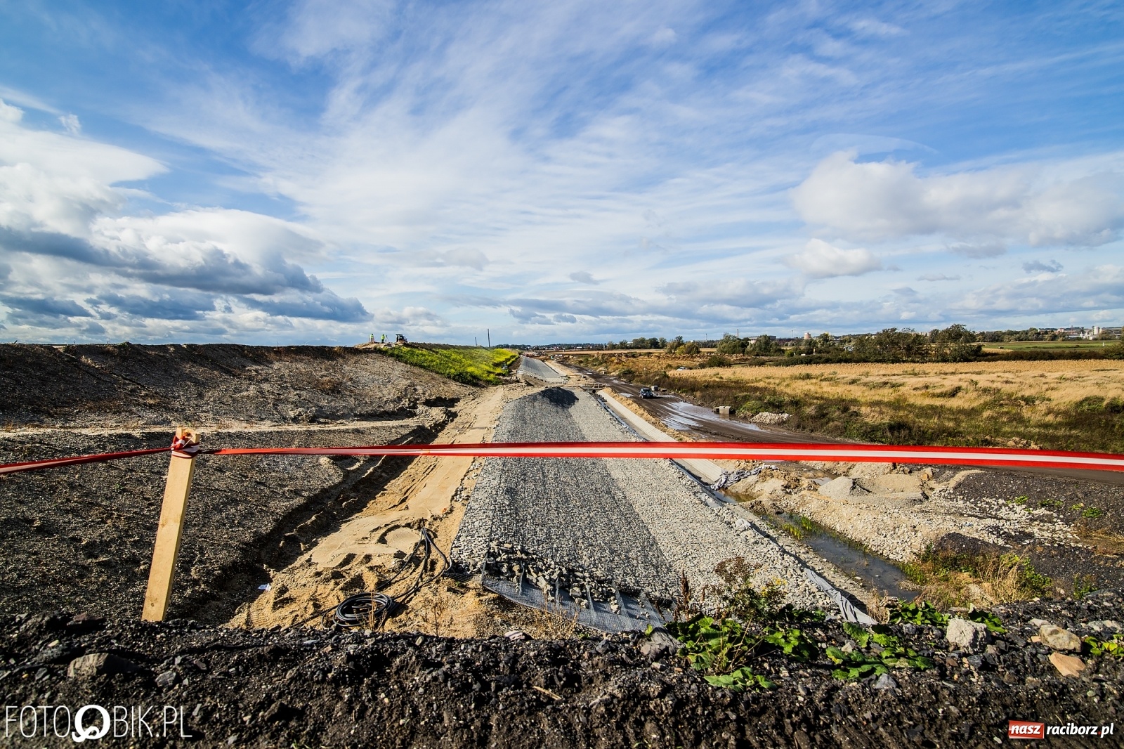 Zdjęcie w galerii na portalu naszraciborz.pl: Budowa zbiornika Racibórz na finiszu. Ulga płynie już przez budowlę przelewowo-spustową [FOTO i WIDEO] wiadomości z regionu
