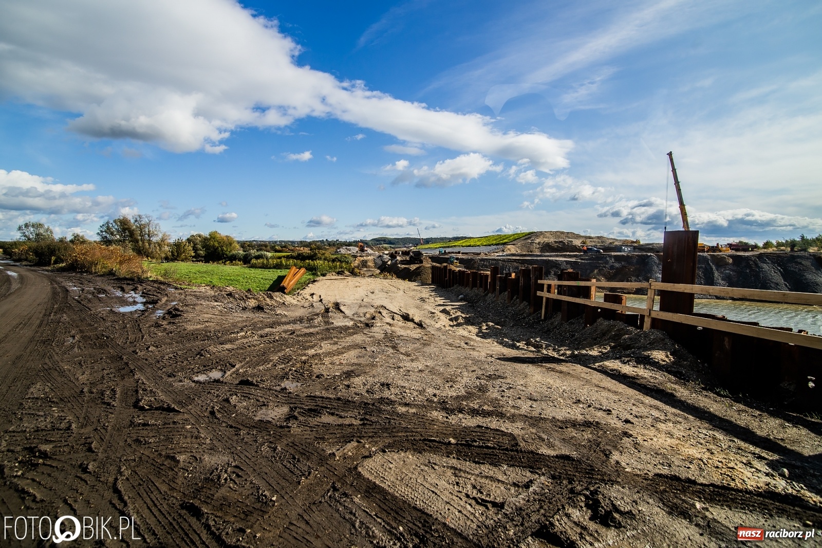 Zdjęcie w galerii na portalu naszraciborz.pl: Budowa zbiornika Racibórz na finiszu. Ulga płynie już przez budowlę przelewowo-spustową [FOTO i WIDEO] wiadomości z regionu