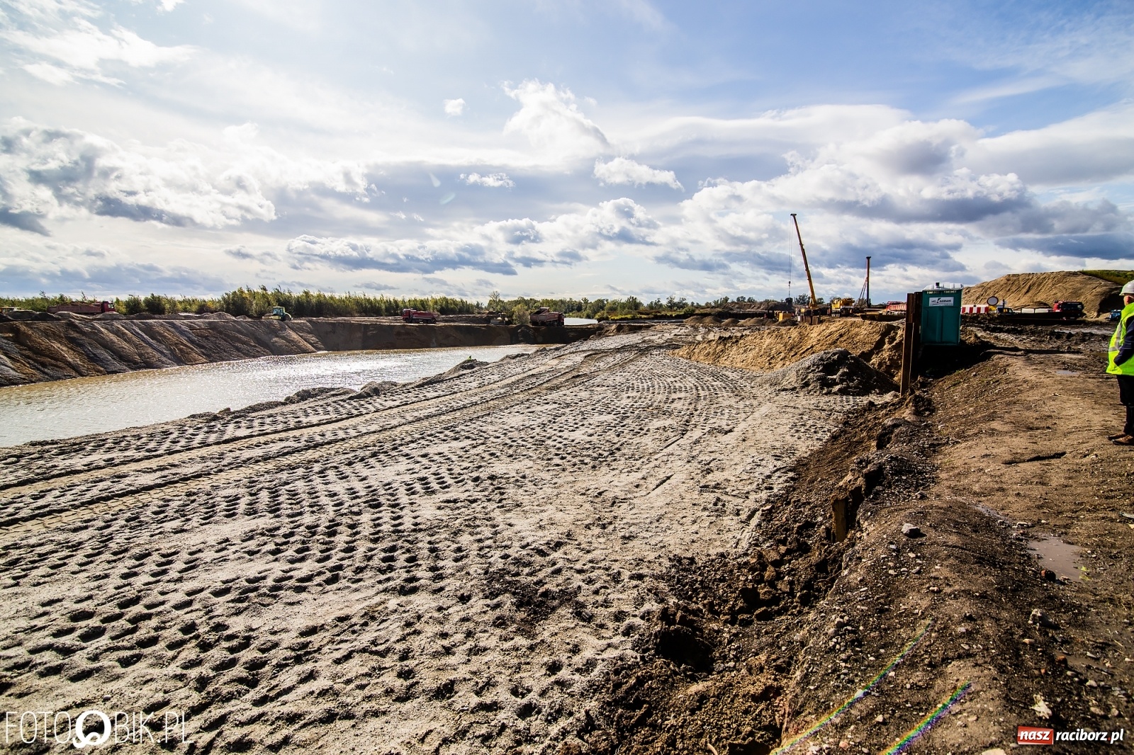 Zdjęcie w galerii na portalu naszraciborz.pl: Budowa zbiornika Racibórz na finiszu. Ulga płynie już przez budowlę przelewowo-spustową [FOTO i WIDEO] wiadomości z regionu