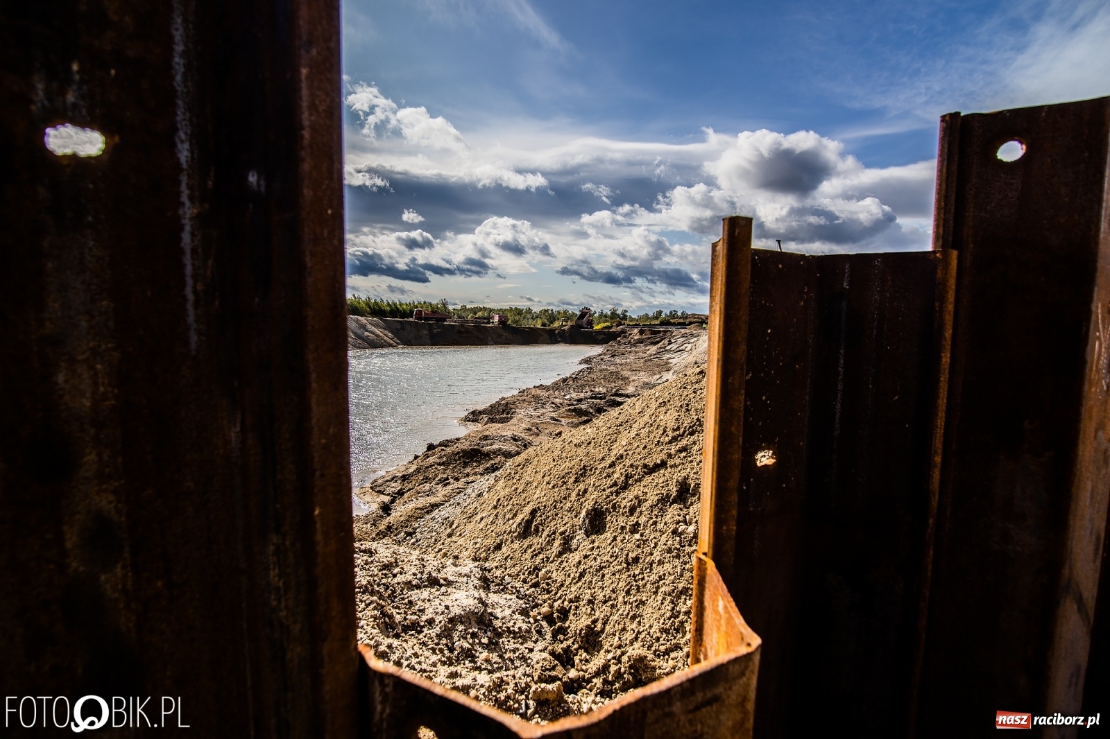 Zdjęcie w galerii na portalu naszraciborz.pl: Budowa zbiornika Racibórz na finiszu. Ulga płynie już przez budowlę przelewowo-spustową [FOTO i WIDEO] wiadomości z regionu