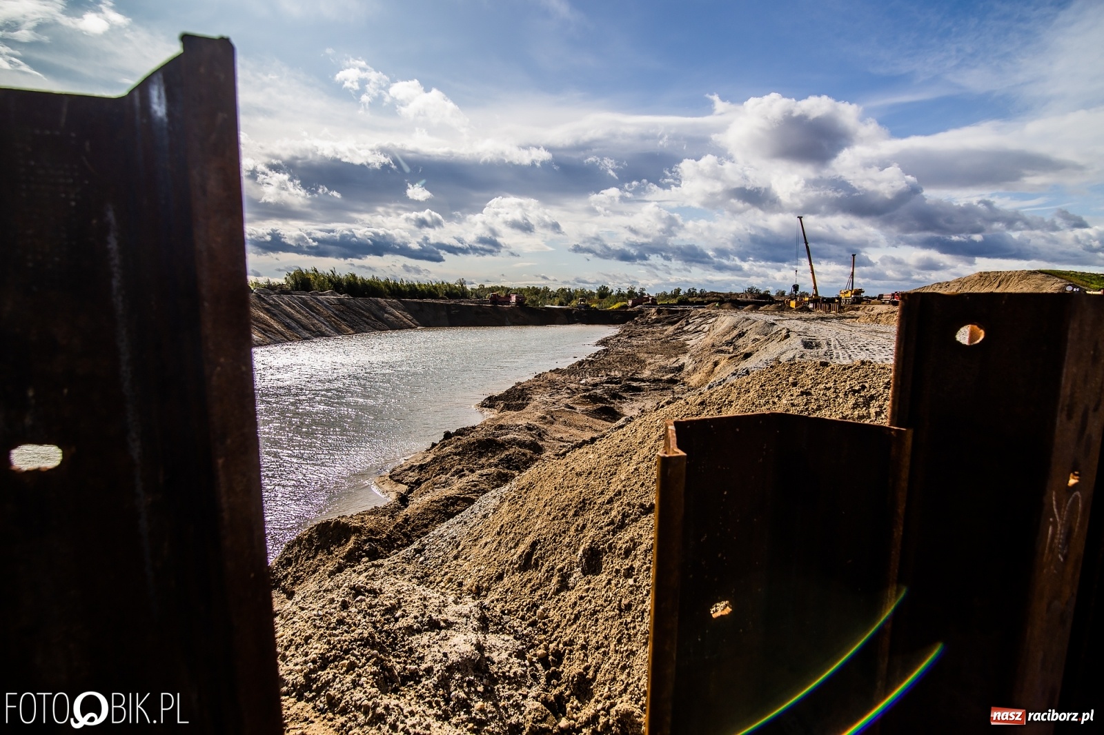 Zdjęcie w galerii na portalu naszraciborz.pl: Budowa zbiornika Racibórz na finiszu. Ulga płynie już przez budowlę przelewowo-spustową [FOTO i WIDEO] wiadomości z regionu