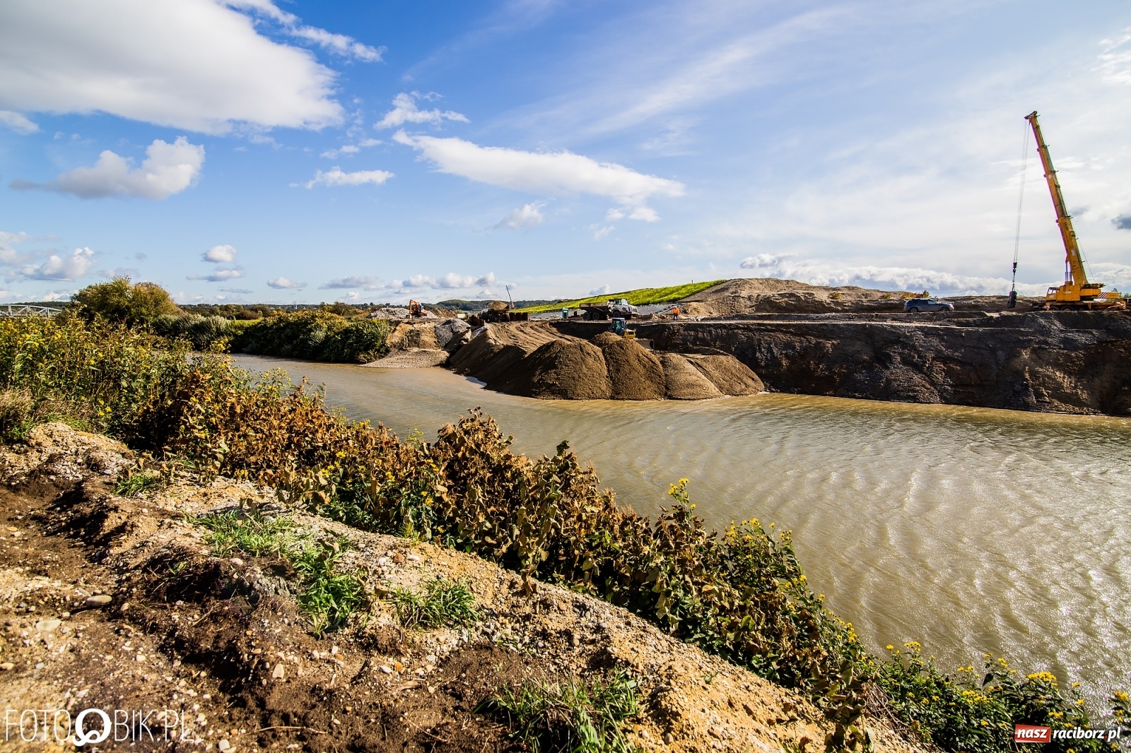 Zdjęcie w galerii na portalu naszraciborz.pl: Budowa zbiornika Racibórz na finiszu. Ulga płynie już przez budowlę przelewowo-spustową [FOTO i WIDEO] wiadomości z regionu