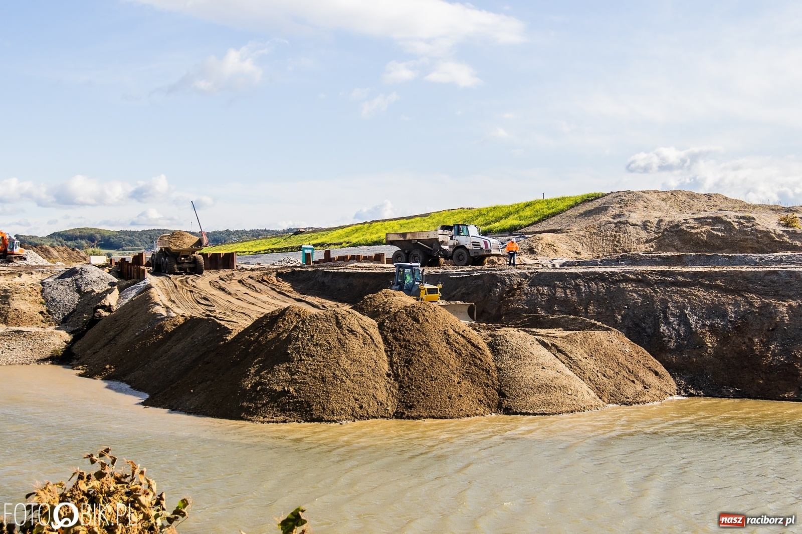 Zdjęcie w galerii na portalu naszraciborz.pl: Budowa zbiornika Racibórz na finiszu. Ulga płynie już przez budowlę przelewowo-spustową [FOTO i WIDEO] wiadomości z regionu