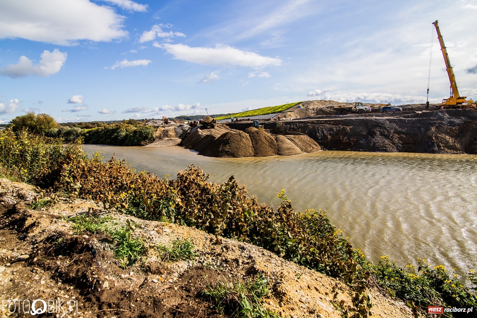 Zdjęcie w galerii na portalu naszraciborz.pl: Budowa zbiornika Racibórz na finiszu. Ulga płynie już przez budowlę przelewowo-spustową [FOTO i WIDEO] wiadomości z regionu