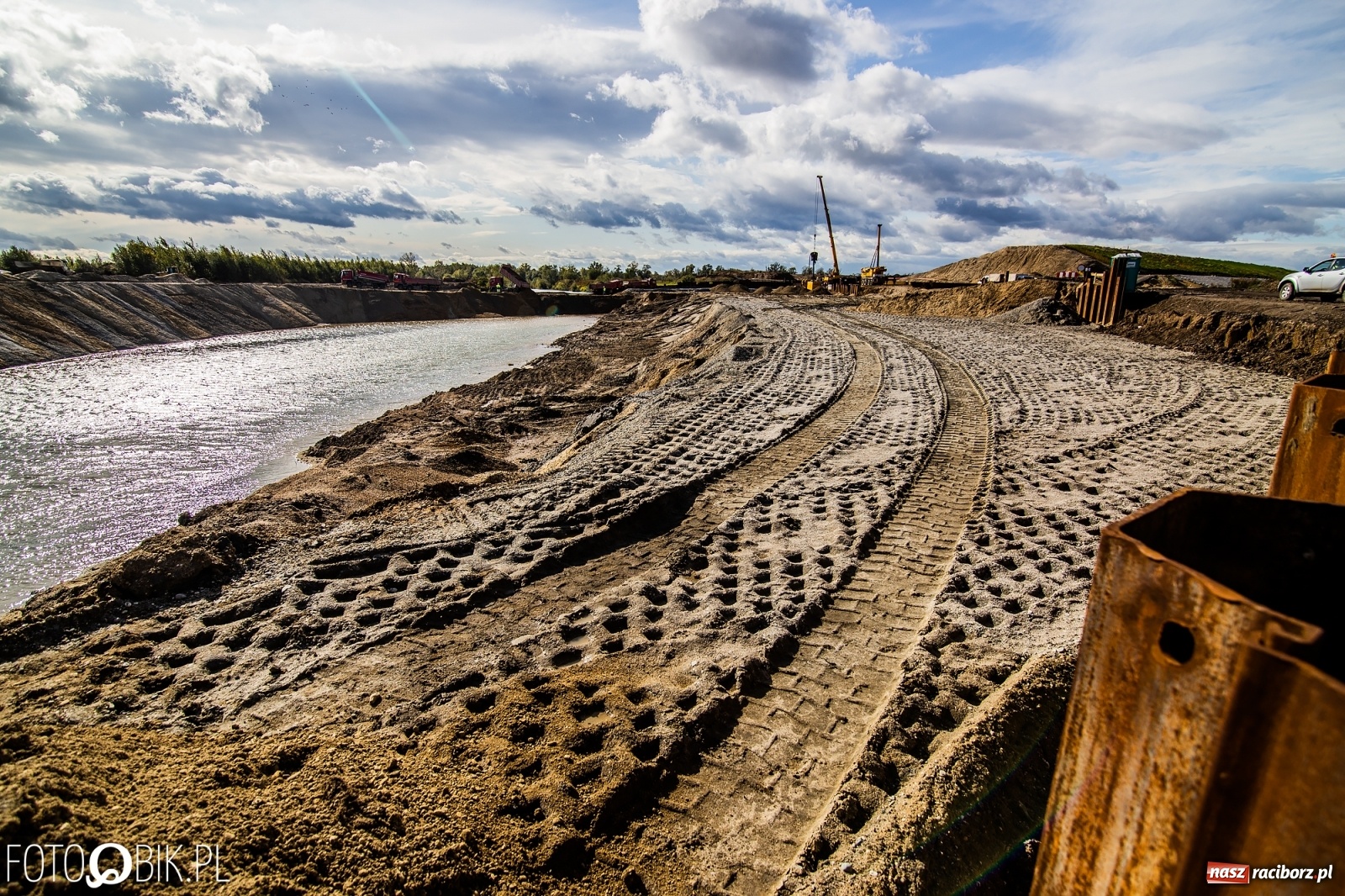 Zdjęcie w galerii na portalu naszraciborz.pl: Budowa zbiornika Racibórz na finiszu. Ulga płynie już przez budowlę przelewowo-spustową [FOTO i WIDEO] wiadomości z regionu