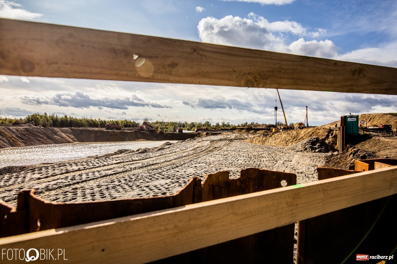 Zdjęcie w galerii na portalu naszraciborz.pl: Budowa zbiornika Racibórz na finiszu. Ulga płynie już przez budowlę przelewowo-spustową [FOTO i WIDEO] wiadomości z regionu