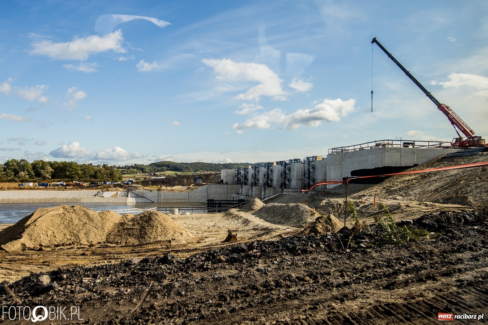 Zdjęcie w galerii na portalu naszraciborz.pl: Budowa zbiornika Racibórz na finiszu. Ulga płynie już przez budowlę przelewowo-spustową [FOTO i WIDEO] wiadomości z regionu