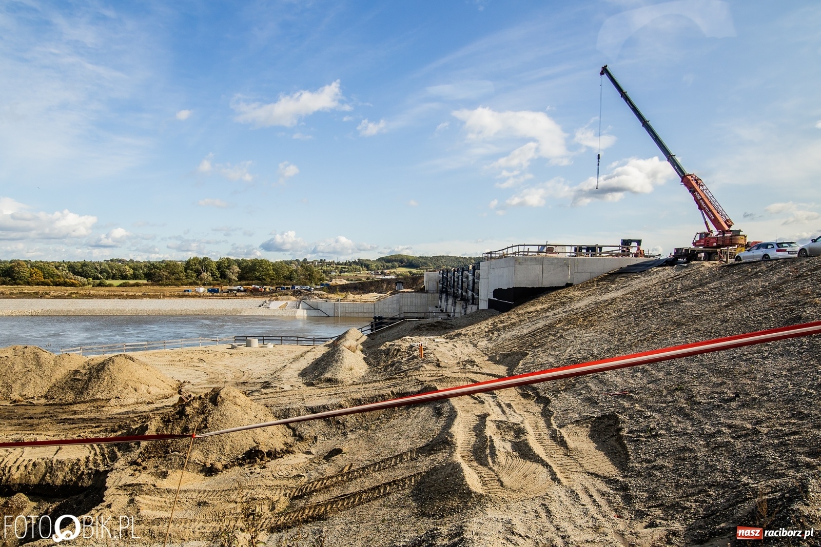 Zdjęcie w galerii na portalu naszraciborz.pl: Budowa zbiornika Racibórz na finiszu. Ulga płynie już przez budowlę przelewowo-spustową [FOTO i WIDEO] wiadomości z regionu