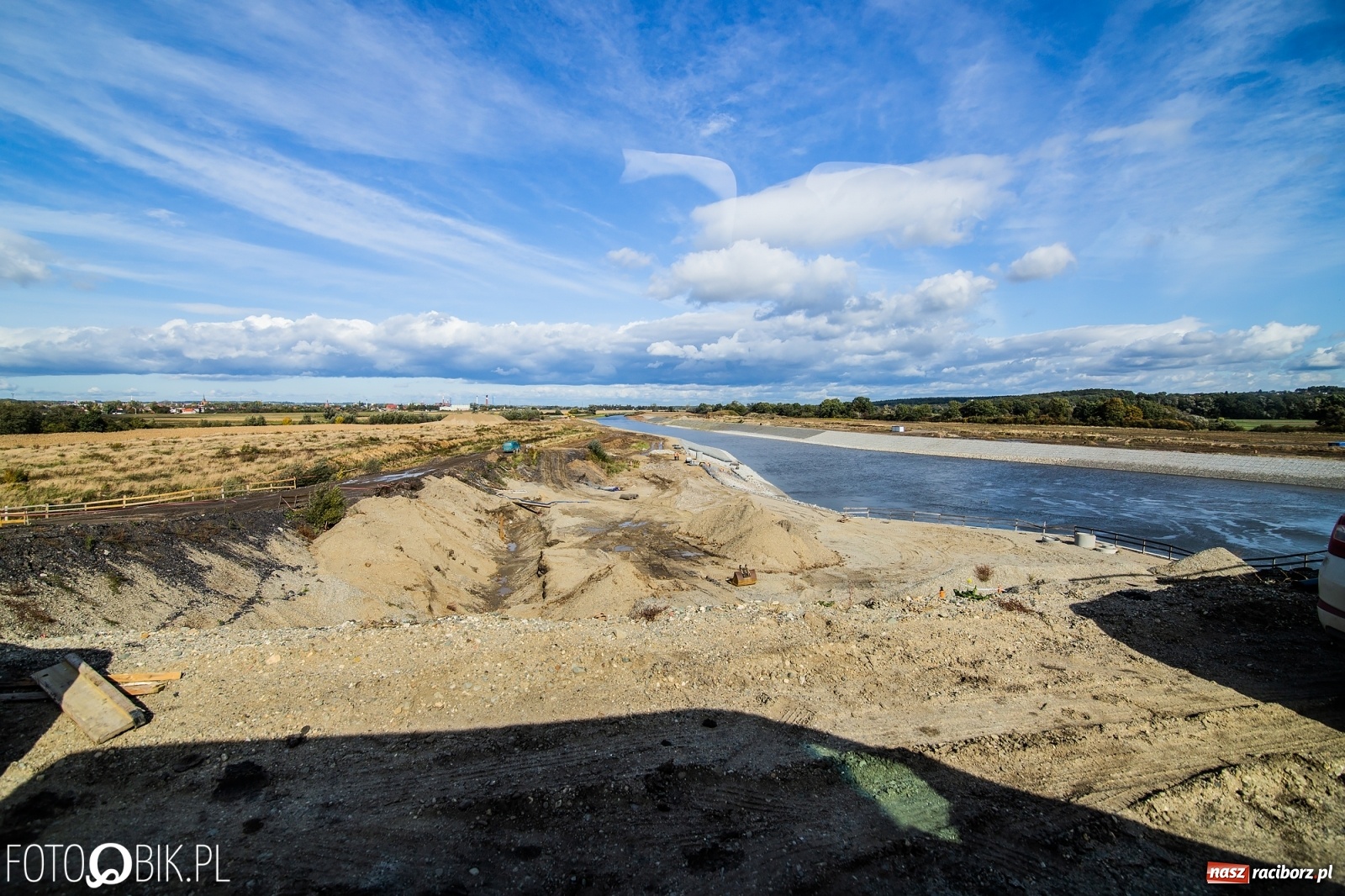 Zdjęcie w galerii na portalu naszraciborz.pl: Budowa zbiornika Racibórz na finiszu. Ulga płynie już przez budowlę przelewowo-spustową [FOTO i WIDEO] wiadomości z regionu