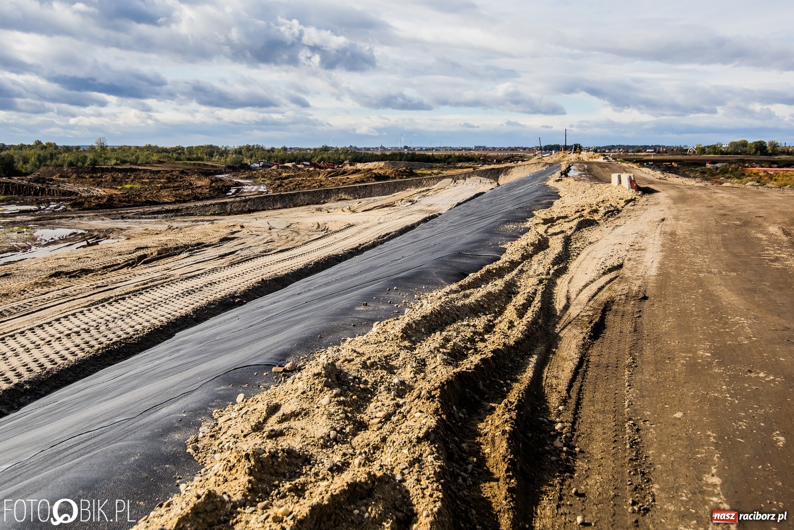 Zdjęcie w galerii na portalu naszraciborz.pl: Budowa zbiornika Racibórz na finiszu. Ulga płynie już przez budowlę przelewowo-spustową [FOTO i WIDEO] wiadomości z regionu