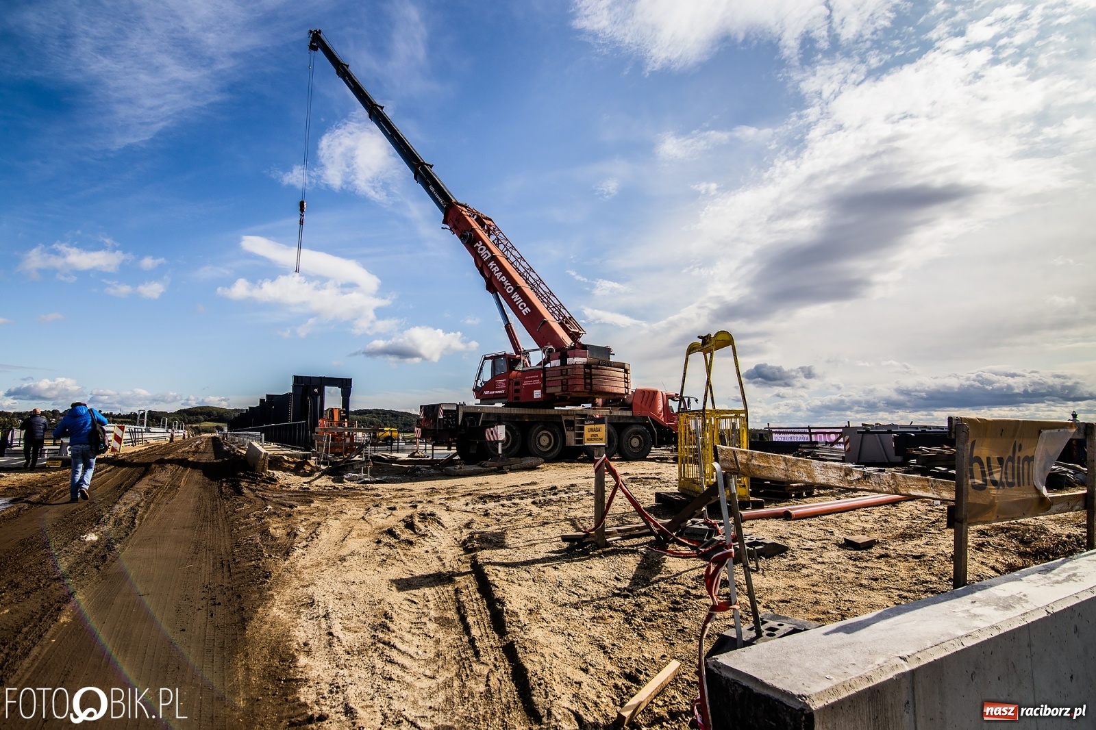 Zdjęcie w galerii na portalu naszraciborz.pl: Budowa zbiornika Racibórz na finiszu. Ulga płynie już przez budowlę przelewowo-spustową [FOTO i WIDEO] wiadomości z regionu