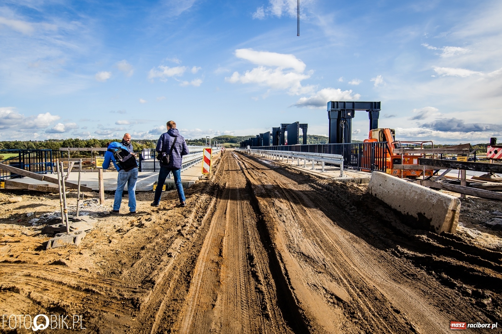 Zdjęcie w galerii na portalu naszraciborz.pl: Budowa zbiornika Racibórz na finiszu. Ulga płynie już przez budowlę przelewowo-spustową [FOTO i WIDEO] wiadomości z regionu